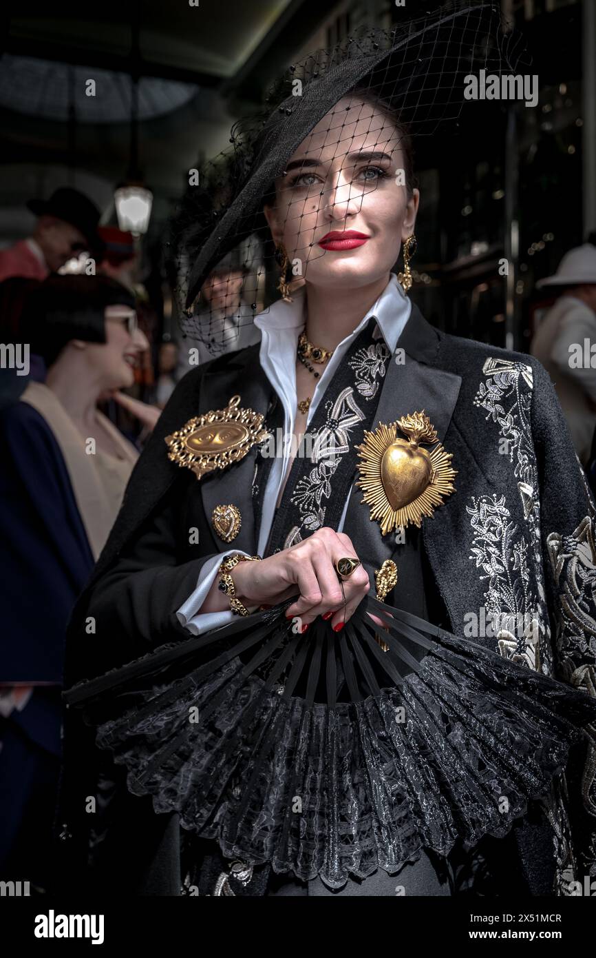 Londra, Regno Unito. 5 maggio 2024. Il Grand Flaneur Walk. Gruppi impeccabilmente vestiti di dandies, flaneurs, boulevardiers e quaintrelles si riuniscono vicino alla statua di Beau Brummell prima di fare una piacevole passeggiata attraverso le strade della città ovest con i migliori abiti d'epoca in mostra al pubblico e nessuna destinazione fissa. La parola «flaneur» deriva dal termine del XVII secolo flânerie- per passeggiare o oziare senza scopo. Crediti: Guy Corbishley/Alamy Live News Foto Stock