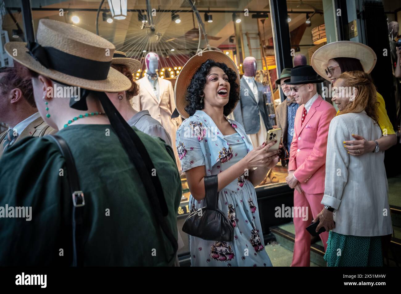 Londra, Regno Unito. 5 maggio 2024. Il Grand Flaneur Walk. Gruppi impeccabilmente vestiti di dandies, flaneurs, boulevardiers e quaintrelles si riuniscono vicino alla statua di Beau Brummell prima di fare una piacevole passeggiata attraverso le strade della città ovest con i migliori abiti d'epoca in mostra al pubblico e nessuna destinazione fissa. La parola «flaneur» deriva dal termine del XVII secolo flânerie- per passeggiare o oziare senza scopo. Crediti: Guy Corbishley/Alamy Live News Foto Stock