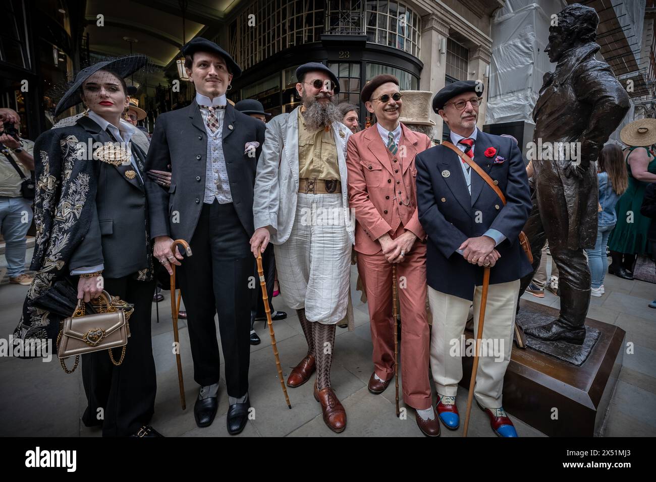 Londra, Regno Unito. 5 maggio 2024. Il Grand Flaneur Walk. Gruppi impeccabilmente vestiti di dandies, flaneurs, boulevardiers e quaintrelles si riuniscono vicino alla statua di Beau Brummell prima di fare una piacevole passeggiata attraverso le strade della città ovest con i migliori abiti d'epoca in mostra al pubblico e nessuna destinazione fissa. La parola «flaneur» deriva dal termine del XVII secolo flânerie- per passeggiare o oziare senza scopo. Crediti: Guy Corbishley/Alamy Live News Foto Stock