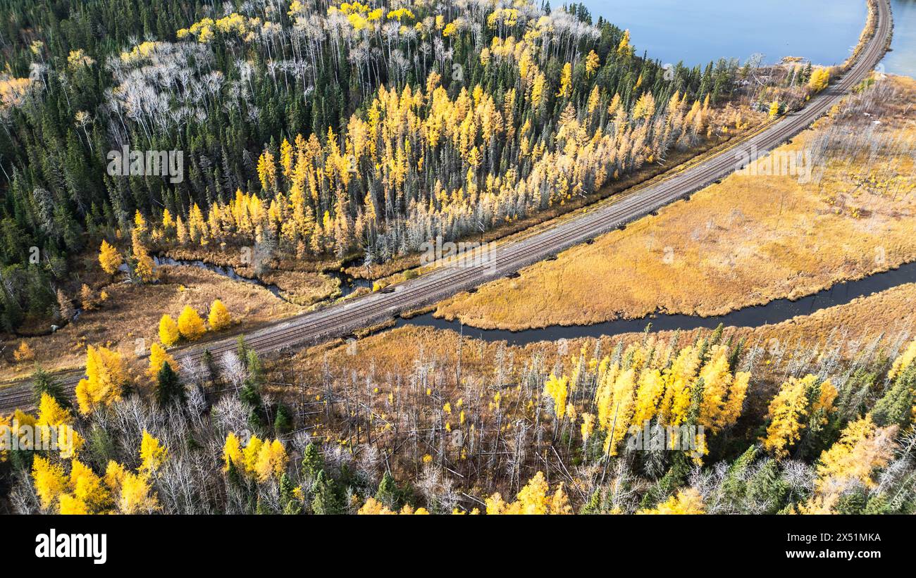 Volo in autunno: Binari ferroviari sul fiume Foto Stock