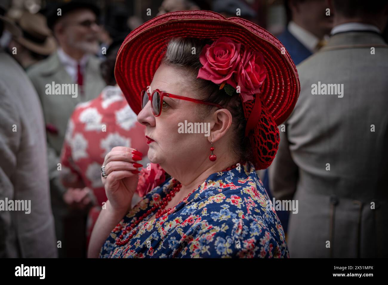 Londra, Regno Unito. 5 maggio 2024. Il Grand Flaneur Walk. Gruppi impeccabilmente vestiti di dandies, flaneurs, boulevardiers e quaintrelles si riuniscono vicino alla statua di Beau Brummell prima di fare una piacevole passeggiata attraverso le strade della città ovest con i migliori abiti d'epoca in mostra al pubblico e nessuna destinazione fissa. La parola «flaneur» deriva dal termine del XVII secolo flânerie- per passeggiare o oziare senza scopo. Crediti: Guy Corbishley/Alamy Live News Foto Stock