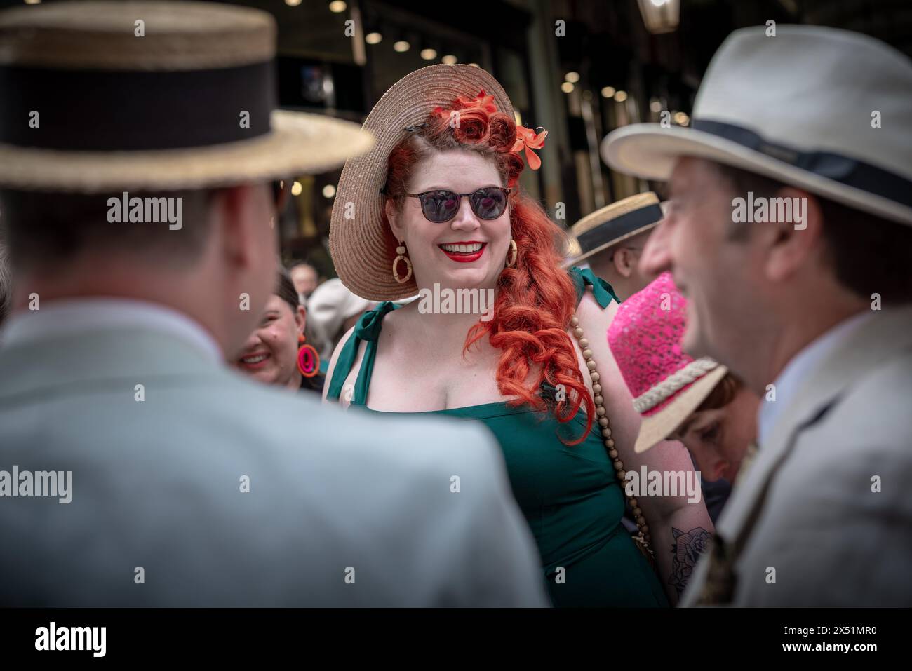 Londra, Regno Unito. 5 maggio 2024. Il Grand Flaneur Walk. Gruppi impeccabilmente vestiti di dandies, flaneurs, boulevardiers e quaintrelles si riuniscono vicino alla statua di Beau Brummell prima di fare una piacevole passeggiata attraverso le strade della città ovest con i migliori abiti d'epoca in mostra al pubblico e nessuna destinazione fissa. La parola «flaneur» deriva dal termine del XVII secolo flânerie- per passeggiare o oziare senza scopo. Crediti: Guy Corbishley/Alamy Live News Foto Stock