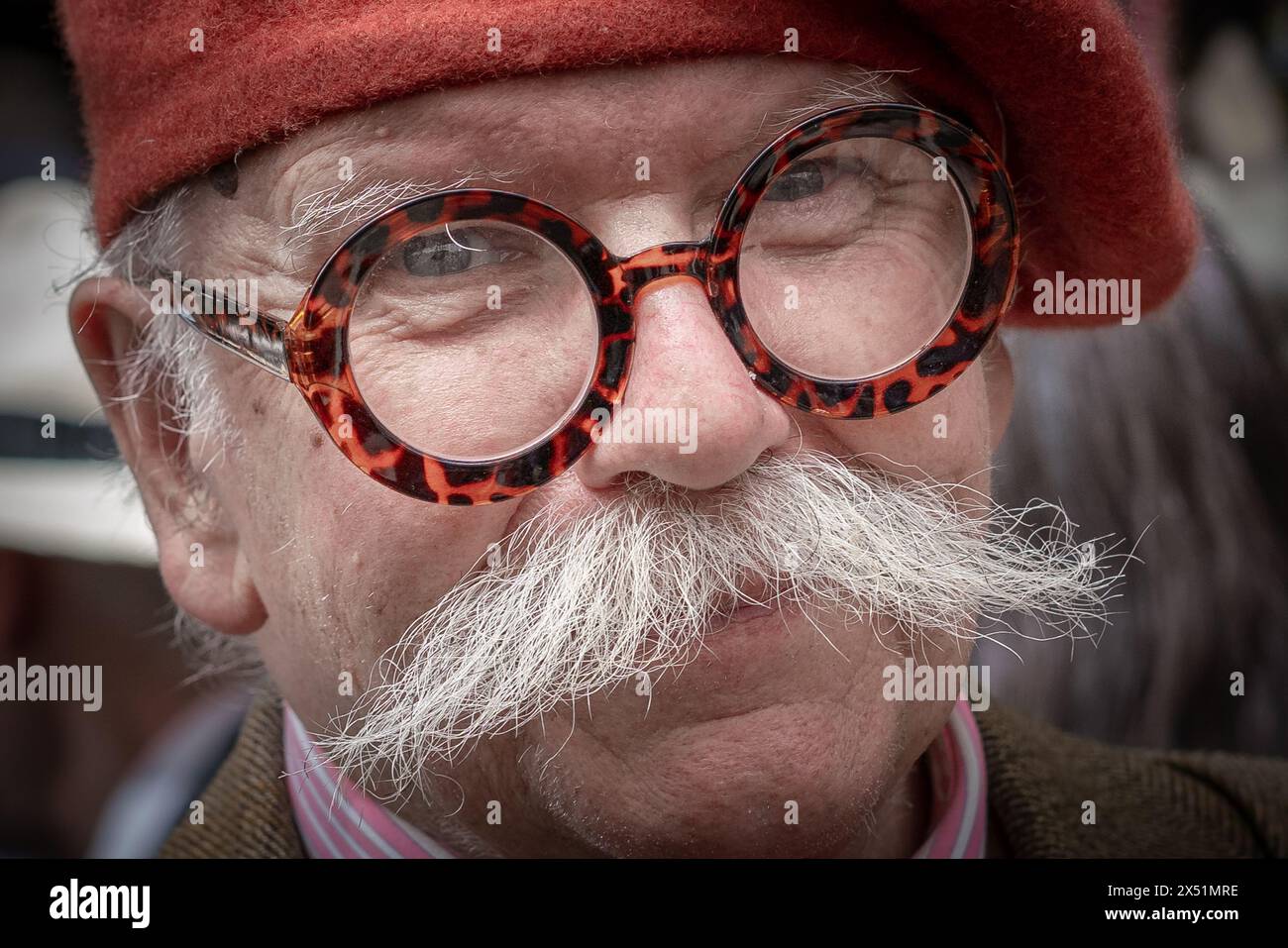 Londra, Regno Unito. 5 maggio 2024. Il Grand Flaneur Walk. Gruppi impeccabilmente vestiti di dandies, flaneurs, boulevardiers e quaintrelles si riuniscono vicino alla statua di Beau Brummell prima di fare una piacevole passeggiata attraverso le strade della città ovest con i migliori abiti d'epoca in mostra al pubblico e nessuna destinazione fissa. La parola «flaneur» deriva dal termine del XVII secolo flânerie- per passeggiare o oziare senza scopo. Crediti: Guy Corbishley/Alamy Live News Foto Stock
