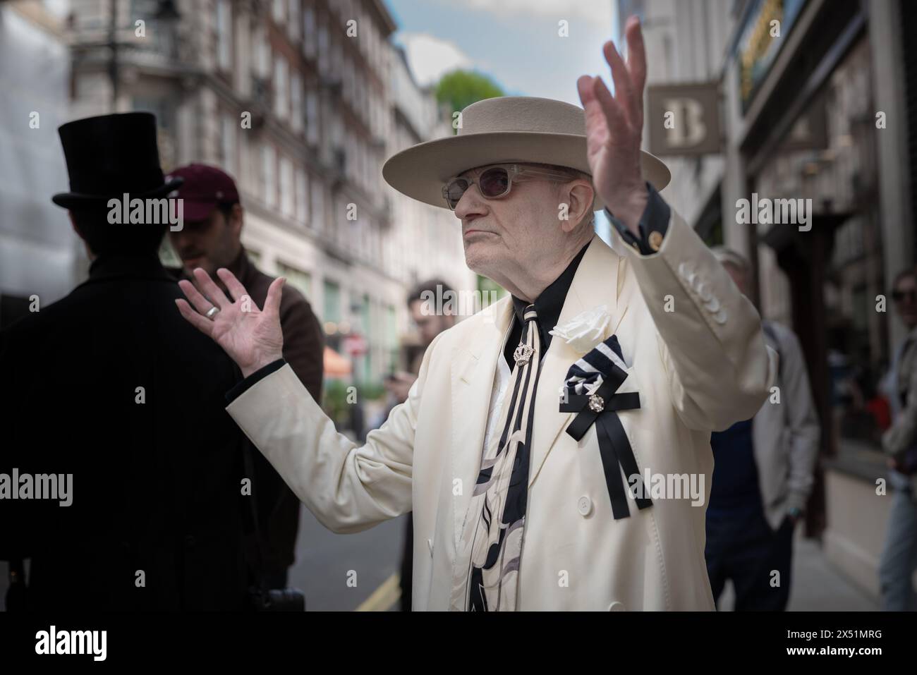 Londra, Regno Unito. 5 maggio 2024. Il Grand Flaneur Walk. Gruppi impeccabilmente vestiti di dandies, flaneurs, boulevardiers e quaintrelles si riuniscono vicino alla statua di Beau Brummell prima di fare una piacevole passeggiata attraverso le strade della città ovest con i migliori abiti d'epoca in mostra al pubblico e nessuna destinazione fissa. La parola «flaneur» deriva dal termine del XVII secolo flânerie- per passeggiare o oziare senza scopo. Crediti: Guy Corbishley/Alamy Live News Foto Stock