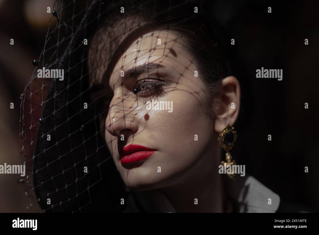 Londra, Regno Unito. 5 maggio 2024. Il Grand Flaneur Walk. Gruppi impeccabilmente vestiti di dandies, flaneurs, boulevardiers e quaintrelles si riuniscono vicino alla statua di Beau Brummell prima di fare una piacevole passeggiata attraverso le strade della città ovest con i migliori abiti d'epoca in mostra al pubblico e nessuna destinazione fissa. La parola «flaneur» deriva dal termine del XVII secolo flânerie- per passeggiare o oziare senza scopo. Crediti: Guy Corbishley/Alamy Live News Foto Stock