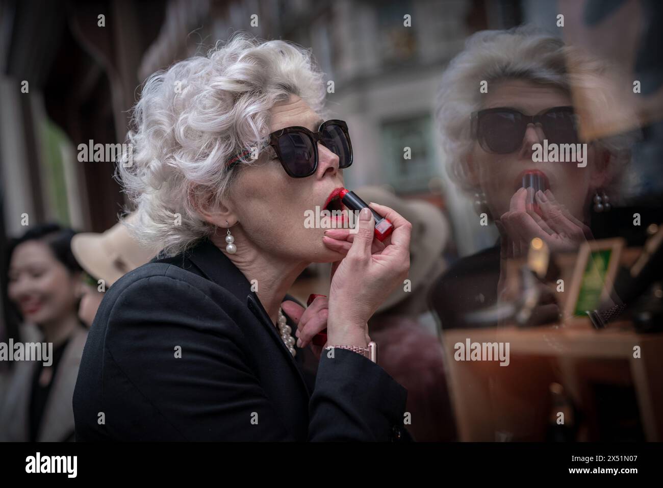 Londra, Regno Unito. 5 maggio 2024. Il Grand Flaneur Walk. Gruppi impeccabilmente vestiti di dandies, flaneurs, boulevardiers e quaintrelles si riuniscono vicino alla statua di Beau Brummell prima di fare una piacevole passeggiata attraverso le strade della città ovest con i migliori abiti d'epoca in mostra al pubblico e nessuna destinazione fissa. La parola «flaneur» deriva dal termine del XVII secolo flânerie- per passeggiare o oziare senza scopo. Crediti: Guy Corbishley/Alamy Live News Foto Stock