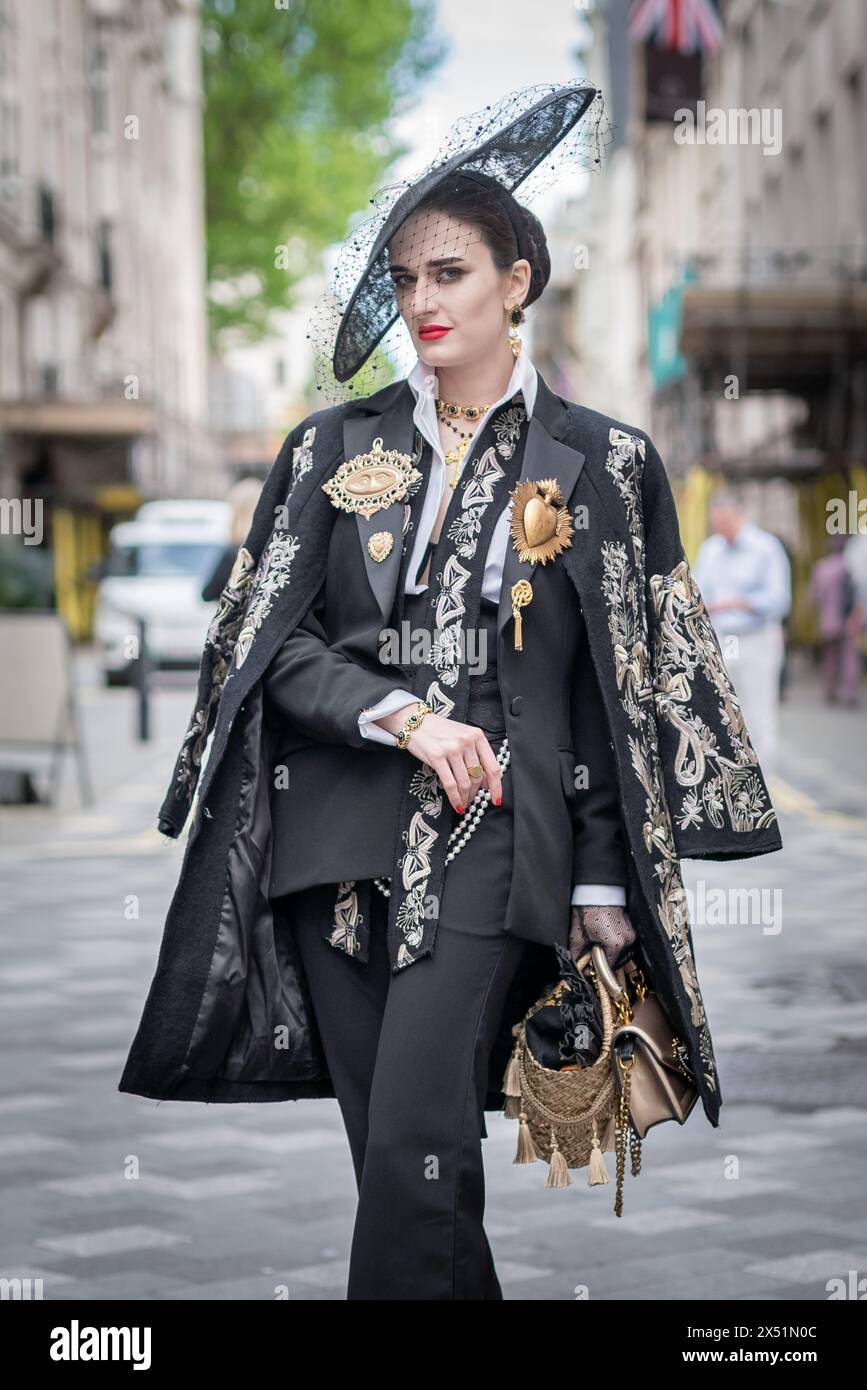 Londra, Regno Unito. 5 maggio 2024. Il Grand Flaneur Walk. Gruppi impeccabilmente vestiti di dandies, flaneurs, boulevardiers e quaintrelles si riuniscono vicino alla statua di Beau Brummell prima di fare una piacevole passeggiata attraverso le strade della città ovest con i migliori abiti d'epoca in mostra al pubblico e nessuna destinazione fissa. La parola «flaneur» deriva dal termine del XVII secolo flânerie- per passeggiare o oziare senza scopo. Crediti: Guy Corbishley/Alamy Live News Foto Stock