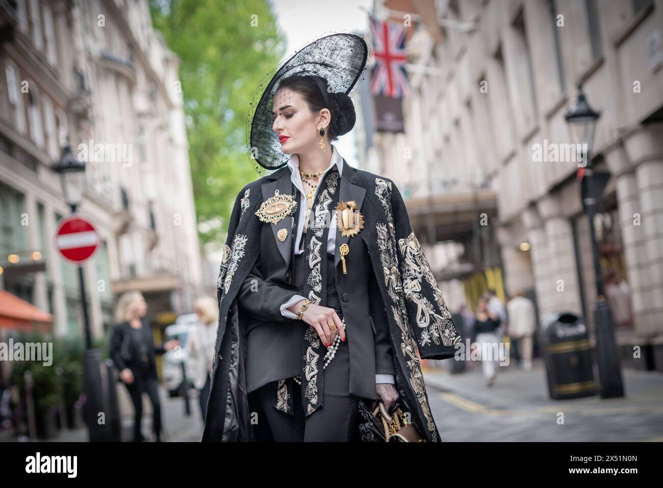 Londra, Regno Unito. 5 maggio 2024. Il Grand Flaneur Walk. Gruppi impeccabilmente vestiti di dandies, flaneurs, boulevardiers e quaintrelles si riuniscono vicino alla statua di Beau Brummell prima di fare una piacevole passeggiata attraverso le strade della città ovest con i migliori abiti d'epoca in mostra al pubblico e nessuna destinazione fissa. La parola «flaneur» deriva dal termine del XVII secolo flânerie- per passeggiare o oziare senza scopo. Crediti: Guy Corbishley/Alamy Live News Foto Stock