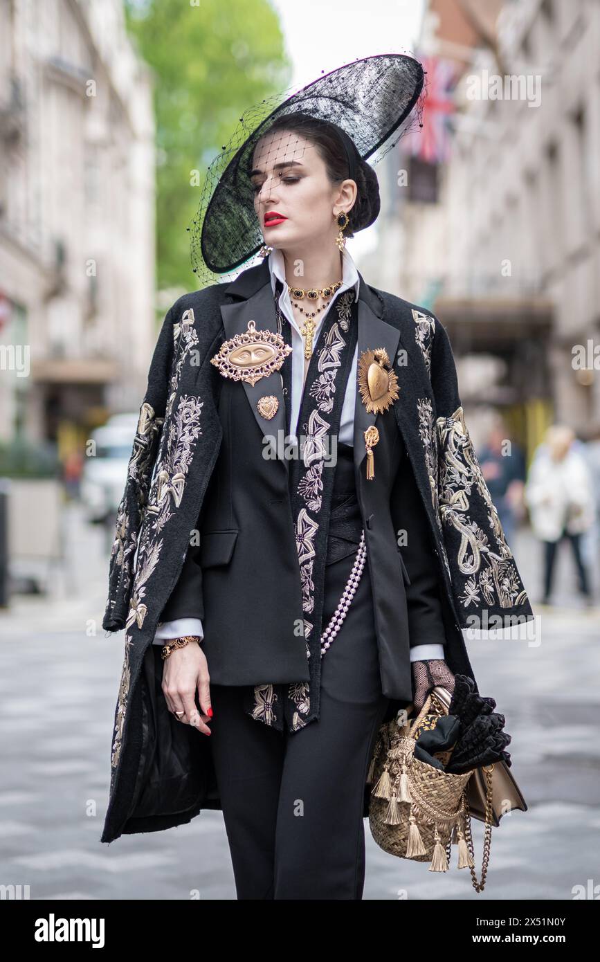 Londra, Regno Unito. 5 maggio 2024. Il Grand Flaneur Walk. Gruppi impeccabilmente vestiti di dandies, flaneurs, boulevardiers e quaintrelles si riuniscono vicino alla statua di Beau Brummell prima di fare una piacevole passeggiata attraverso le strade della città ovest con i migliori abiti d'epoca in mostra al pubblico e nessuna destinazione fissa. La parola «flaneur» deriva dal termine del XVII secolo flânerie- per passeggiare o oziare senza scopo. Crediti: Guy Corbishley/Alamy Live News Foto Stock