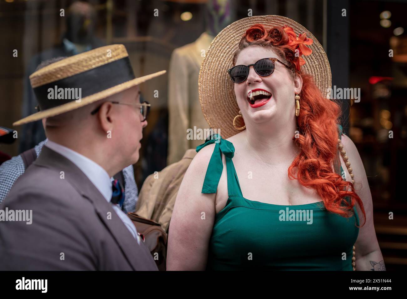 Londra, Regno Unito. 5 maggio 2024. Il Grand Flaneur Walk. Gruppi impeccabilmente vestiti di dandies, flaneurs, boulevardiers e quaintrelles si riuniscono vicino alla statua di Beau Brummell prima di fare una piacevole passeggiata attraverso le strade della città ovest con i migliori abiti d'epoca in mostra al pubblico e nessuna destinazione fissa. La parola «flaneur» deriva dal termine del XVII secolo flânerie- per passeggiare o oziare senza scopo. Crediti: Guy Corbishley/Alamy Live News Foto Stock