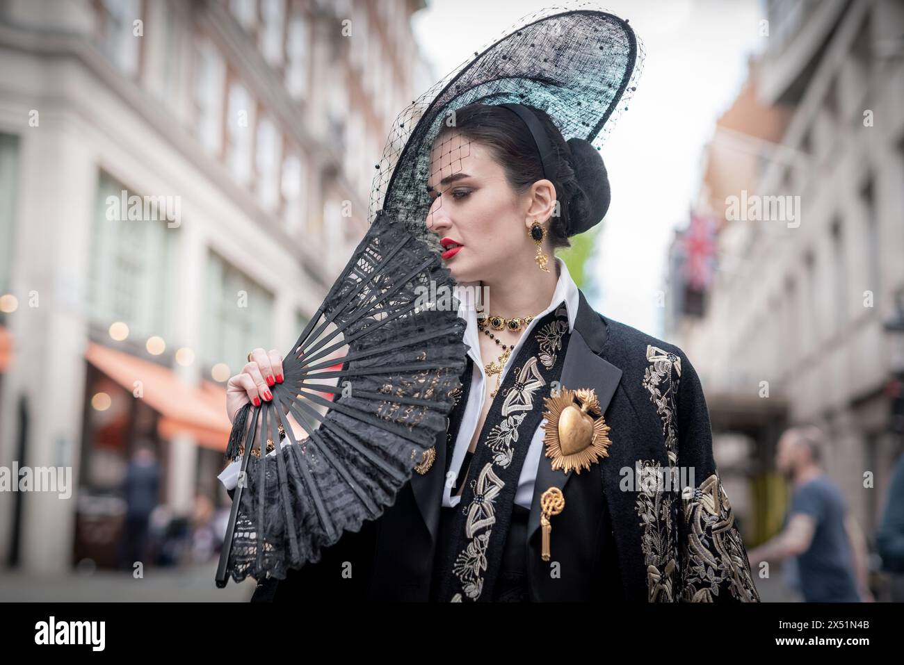 Londra, Regno Unito. 5 maggio 2024. Il Grand Flaneur Walk. Gruppi impeccabilmente vestiti di dandies, flaneurs, boulevardiers e quaintrelles si riuniscono vicino alla statua di Beau Brummell prima di fare una piacevole passeggiata attraverso le strade della città ovest con i migliori abiti d'epoca in mostra al pubblico e nessuna destinazione fissa. La parola «flaneur» deriva dal termine del XVII secolo flânerie- per passeggiare o oziare senza scopo. Crediti: Guy Corbishley/Alamy Live News Foto Stock