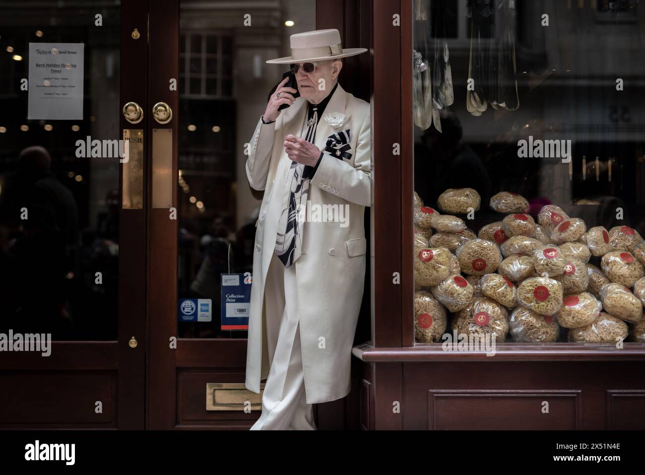 Londra, Regno Unito. 5 maggio 2024. Il Grand Flaneur Walk. Gruppi impeccabilmente vestiti di dandies, flaneurs, boulevardiers e quaintrelles si riuniscono vicino alla statua di Beau Brummell prima di fare una piacevole passeggiata attraverso le strade della città ovest con i migliori abiti d'epoca in mostra al pubblico e nessuna destinazione fissa. La parola «flaneur» deriva dal termine del XVII secolo flânerie- per passeggiare o oziare senza scopo. Crediti: Guy Corbishley/Alamy Live News Foto Stock