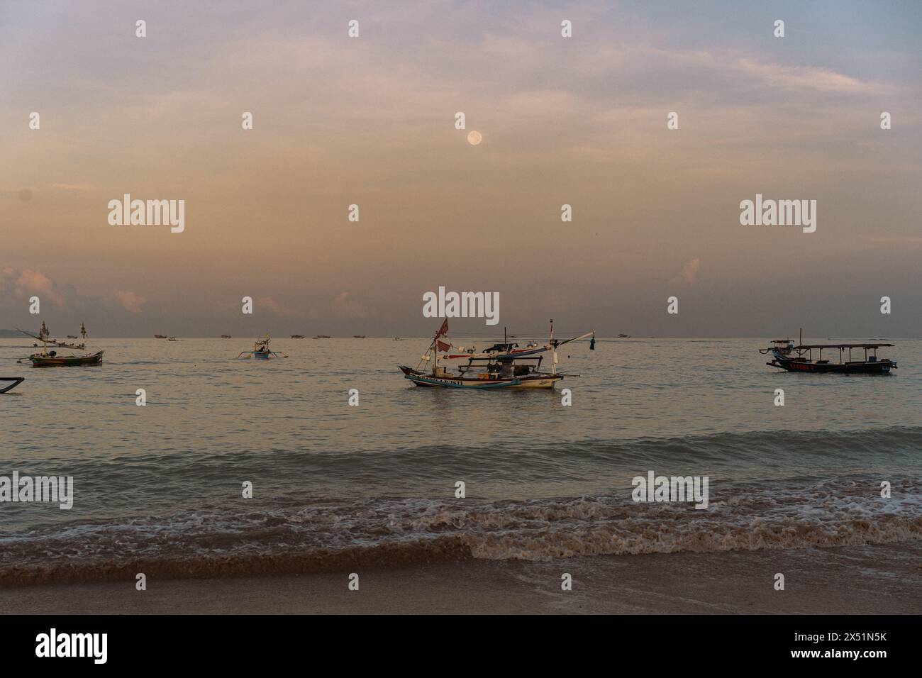 Barche da pesca all'alba, Bali. Foto Stock