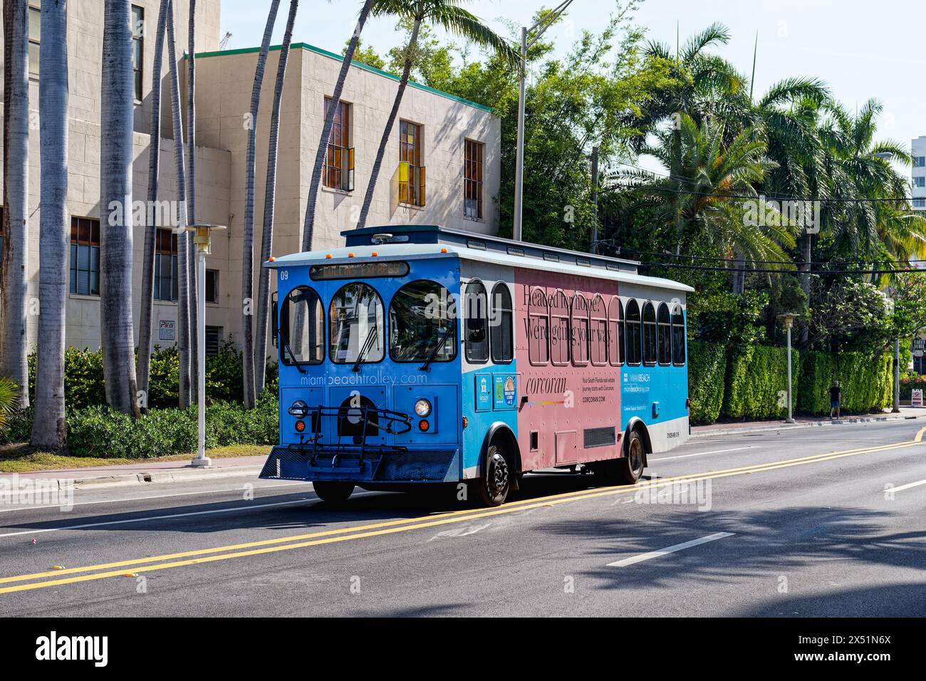 Miami, Florida - 3 aprile 2024: Il Miami Beach Trolley è un servizio gratuito in tutta la città, attivo 15 ore al giorno, dalle 8:00 alle 23:00, 7 giorni su 7 Foto Stock