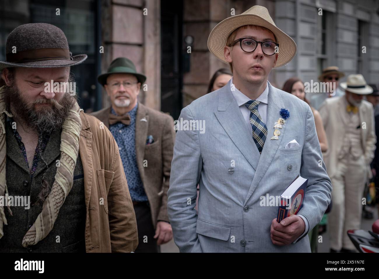 Londra, Regno Unito. 5 maggio 2024. Il Grand Flaneur Walk. Gruppi impeccabilmente vestiti di dandies, flaneurs, boulevardiers e quaintrelles si riuniscono vicino alla statua di Beau Brummell prima di fare una piacevole passeggiata attraverso le strade della città ovest con i migliori abiti d'epoca in mostra al pubblico e nessuna destinazione fissa. La parola «flaneur» deriva dal termine del XVII secolo flânerie- per passeggiare o oziare senza scopo. Crediti: Guy Corbishley/Alamy Live News Foto Stock