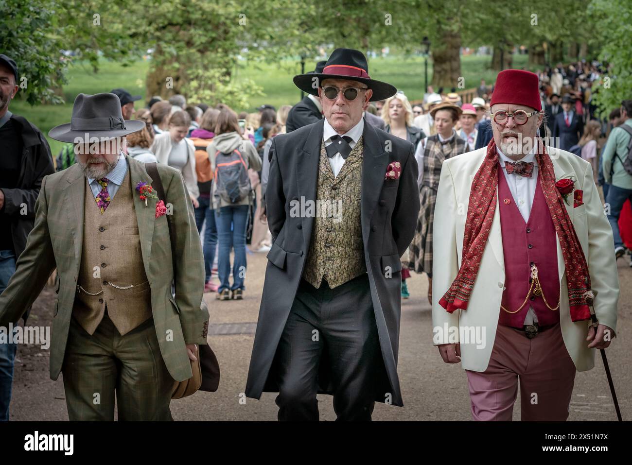 Londra, Regno Unito. 5 maggio 2024. Il Grand Flaneur Walk. Gruppi impeccabilmente vestiti di dandies, flaneurs, boulevardiers e quaintrelles si riuniscono vicino alla statua di Beau Brummell prima di fare una piacevole passeggiata attraverso le strade della città ovest con i migliori abiti d'epoca in mostra al pubblico e nessuna destinazione fissa. La parola «flaneur» deriva dal termine del XVII secolo flânerie- per passeggiare o oziare senza scopo. Crediti: Guy Corbishley/Alamy Live News Foto Stock