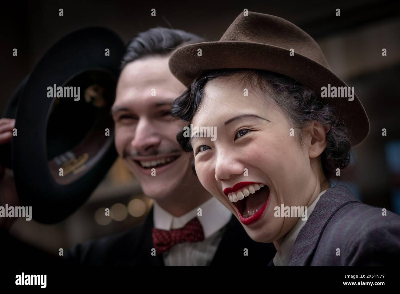 Londra, Regno Unito. 5 maggio 2024. Il Grand Flaneur Walk. Gruppi impeccabilmente vestiti di dandies, flaneurs, boulevardiers e quaintrelles si riuniscono vicino alla statua di Beau Brummell prima di fare una piacevole passeggiata attraverso le strade della città ovest con i migliori abiti d'epoca in mostra al pubblico e nessuna destinazione fissa. La parola «flaneur» deriva dal termine del XVII secolo flânerie- per passeggiare o oziare senza scopo. Crediti: Guy Corbishley/Alamy Live News Foto Stock