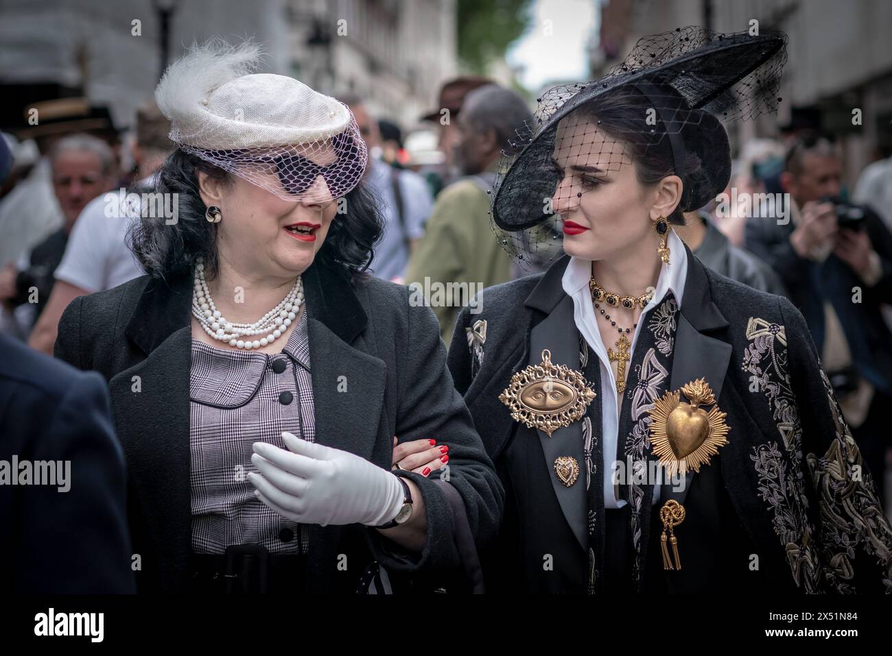 Londra, Regno Unito. 5 maggio 2024. Il Grand Flaneur Walk. Gruppi impeccabilmente vestiti di dandies, flaneurs, boulevardiers e quaintrelles si riuniscono vicino alla statua di Beau Brummell prima di fare una piacevole passeggiata attraverso le strade della città ovest con i migliori abiti d'epoca in mostra al pubblico e nessuna destinazione fissa. La parola «flaneur» deriva dal termine del XVII secolo flânerie- per passeggiare o oziare senza scopo. Crediti: Guy Corbishley/Alamy Live News Foto Stock