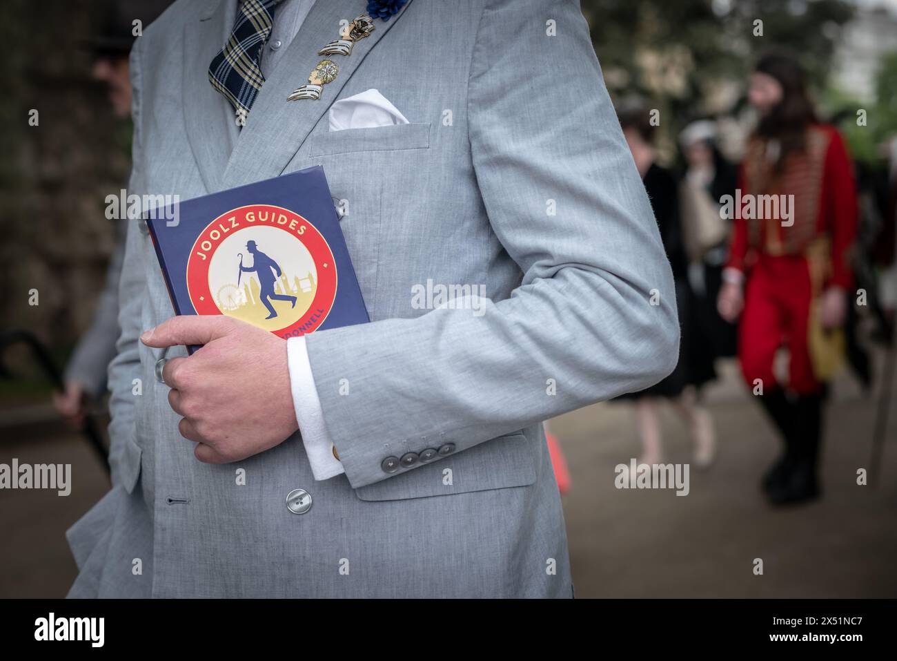 Londra, Regno Unito. 5 maggio 2024. Il Grand Flaneur Walk. Gruppi impeccabilmente vestiti di dandies, flaneurs, boulevardiers e quaintrelles si riuniscono vicino alla statua di Beau Brummell prima di fare una piacevole passeggiata attraverso le strade della città ovest con i migliori abiti d'epoca in mostra al pubblico e nessuna destinazione fissa. La parola «flaneur» deriva dal termine del XVII secolo flânerie- per passeggiare o oziare senza scopo. Crediti: Guy Corbishley/Alamy Live News Foto Stock