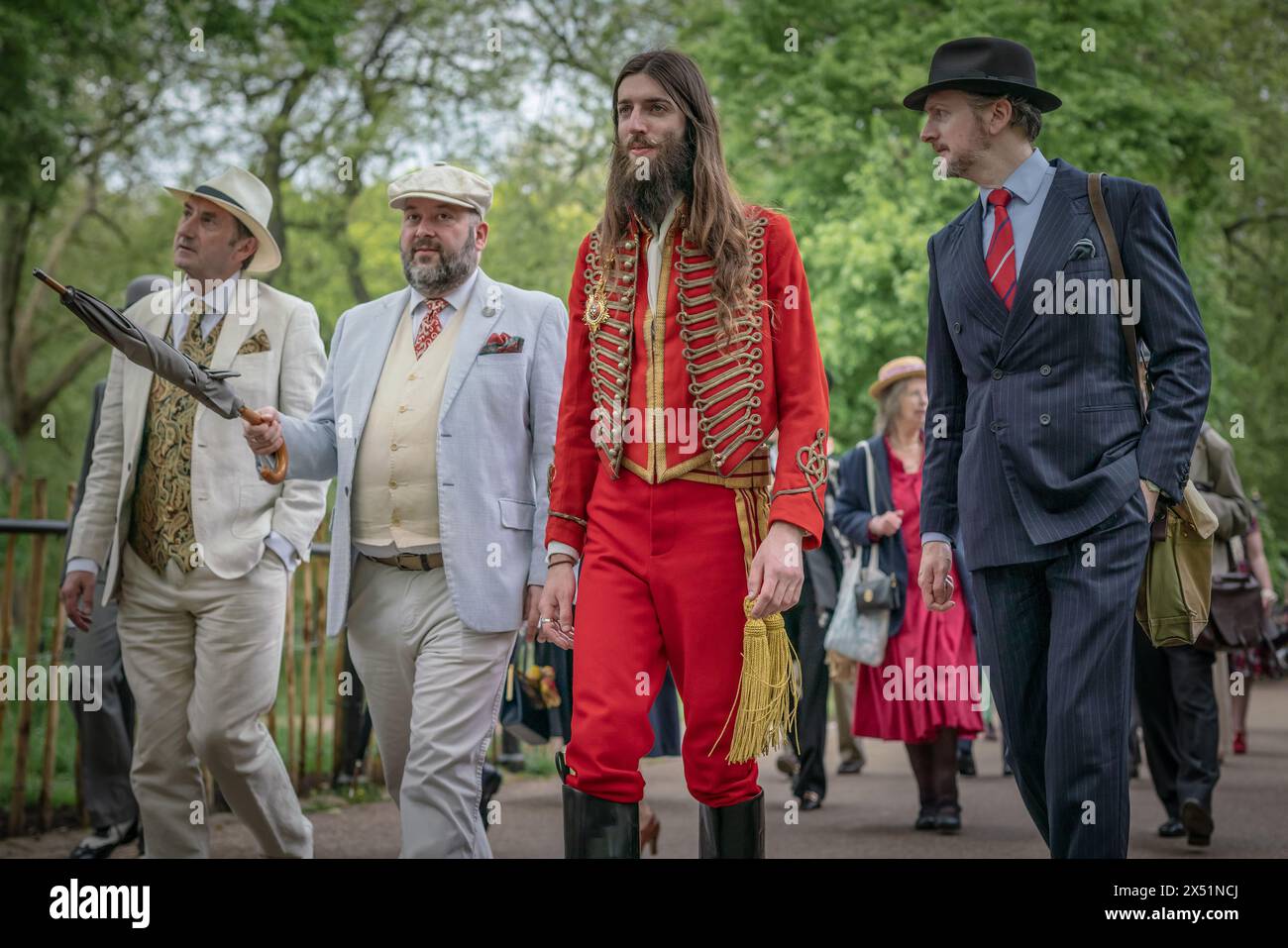 Londra, Regno Unito. 5 maggio 2024. Il Grand Flaneur Walk. Gruppi impeccabilmente vestiti di dandies, flaneurs, boulevardiers e quaintrelles si riuniscono vicino alla statua di Beau Brummell prima di fare una piacevole passeggiata attraverso le strade della città ovest con i migliori abiti d'epoca in mostra al pubblico e nessuna destinazione fissa. La parola «flaneur» deriva dal termine del XVII secolo flânerie- per passeggiare o oziare senza scopo. Crediti: Guy Corbishley/Alamy Live News Foto Stock