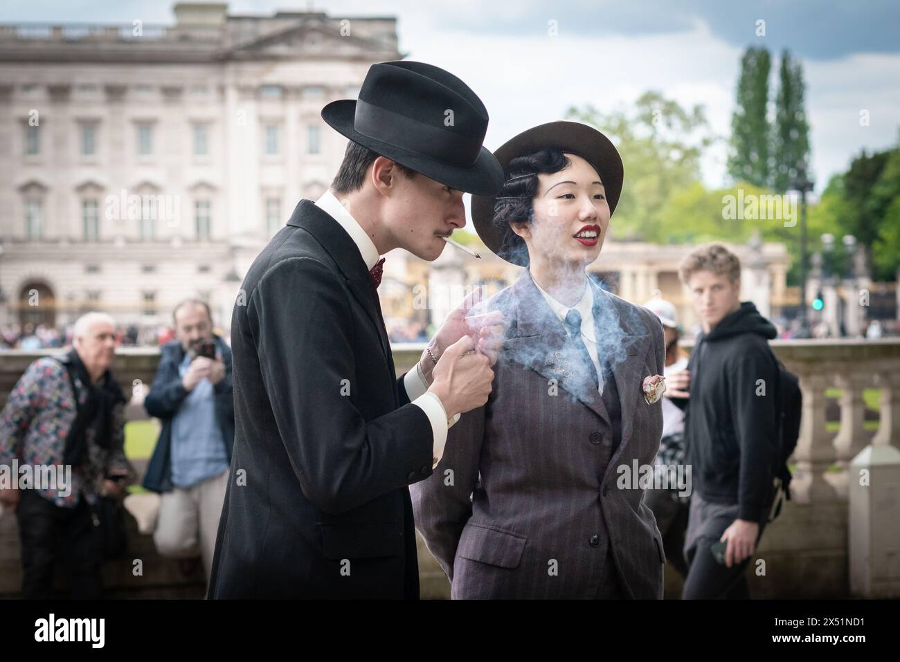 Londra, Regno Unito. 5 maggio 2024. Il Grand Flaneur Walk. Gruppi impeccabilmente vestiti di dandies, flaneurs, boulevardiers e quaintrelles si riuniscono vicino alla statua di Beau Brummell prima di fare una piacevole passeggiata attraverso le strade della città ovest con i migliori abiti d'epoca in mostra al pubblico e nessuna destinazione fissa. La parola «flaneur» deriva dal termine del XVII secolo flânerie- per passeggiare o oziare senza scopo. Crediti: Guy Corbishley/Alamy Live News Foto Stock