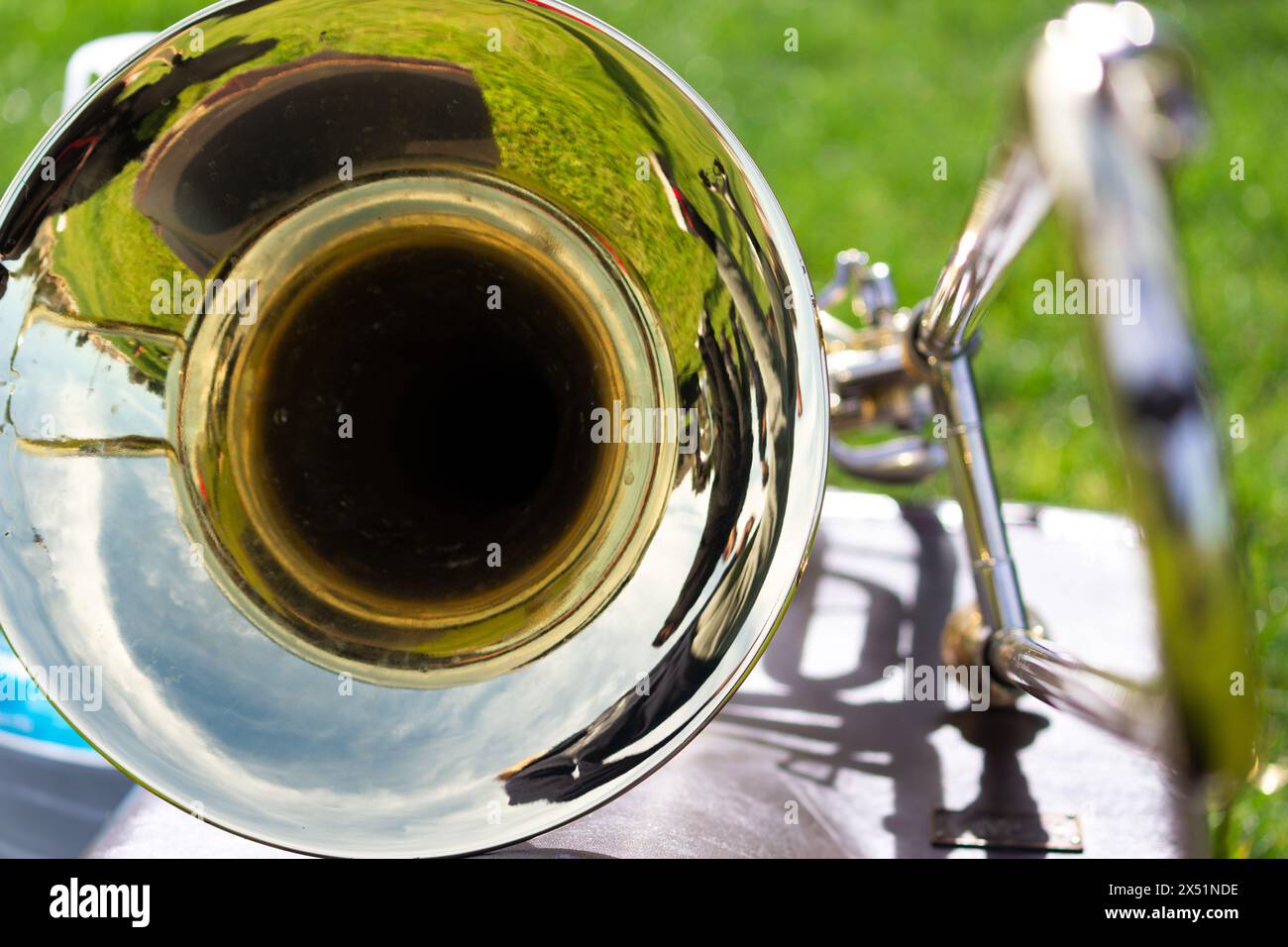 Trombone si appoggia sul suo caso in Field durante la pratica della Marching Band Foto Stock