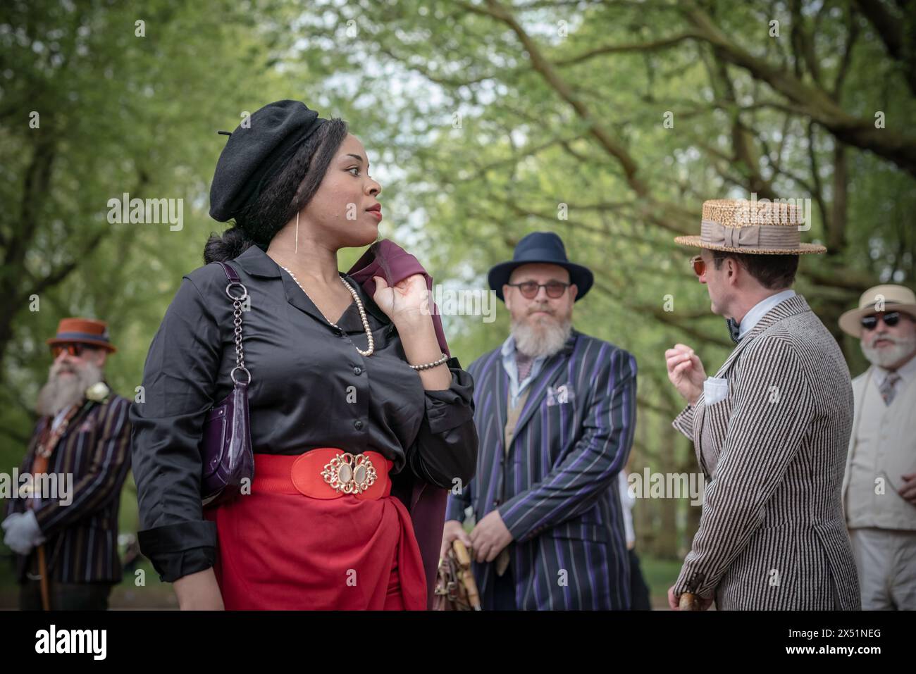 Londra, Regno Unito. 5 maggio 2024. Il Grand Flaneur Walk. Gruppi impeccabilmente vestiti di dandies, flaneurs, boulevardiers e quaintrelles si riuniscono vicino alla statua di Beau Brummell prima di fare una piacevole passeggiata attraverso le strade della città ovest con i migliori abiti d'epoca in mostra al pubblico e nessuna destinazione fissa. La parola «flaneur» deriva dal termine del XVII secolo flânerie- per passeggiare o oziare senza scopo. Crediti: Guy Corbishley/Alamy Live News Foto Stock