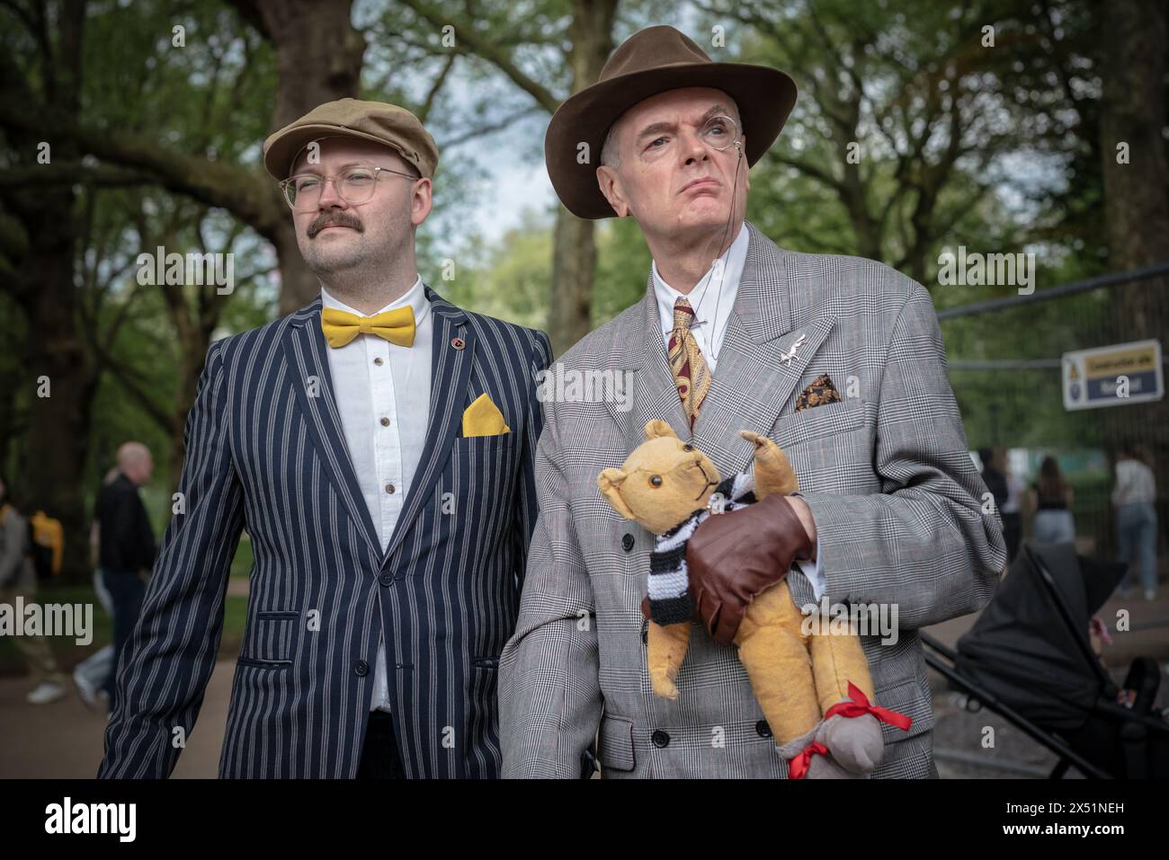 Londra, Regno Unito. 5 maggio 2024. Il Grand Flaneur Walk. Gruppi impeccabilmente vestiti di dandies, flaneurs, boulevardiers e quaintrelles si riuniscono vicino alla statua di Beau Brummell prima di fare una piacevole passeggiata attraverso le strade della città ovest con i migliori abiti d'epoca in mostra al pubblico e nessuna destinazione fissa. La parola «flaneur» deriva dal termine del XVII secolo flânerie- per passeggiare o oziare senza scopo. Crediti: Guy Corbishley/Alamy Live News Foto Stock
