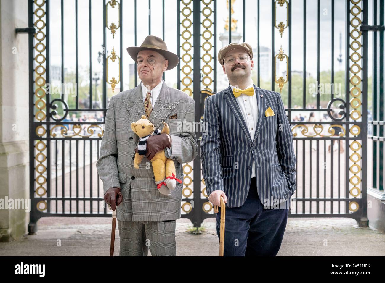 Londra, Regno Unito. 5 maggio 2024. Il Grand Flaneur Walk. Gruppi impeccabilmente vestiti di dandies, flaneurs, boulevardiers e quaintrelles si riuniscono vicino alla statua di Beau Brummell prima di fare una piacevole passeggiata attraverso le strade della città ovest con i migliori abiti d'epoca in mostra al pubblico e nessuna destinazione fissa. La parola «flaneur» deriva dal termine del XVII secolo flânerie- per passeggiare o oziare senza scopo. Crediti: Guy Corbishley/Alamy Live News Foto Stock