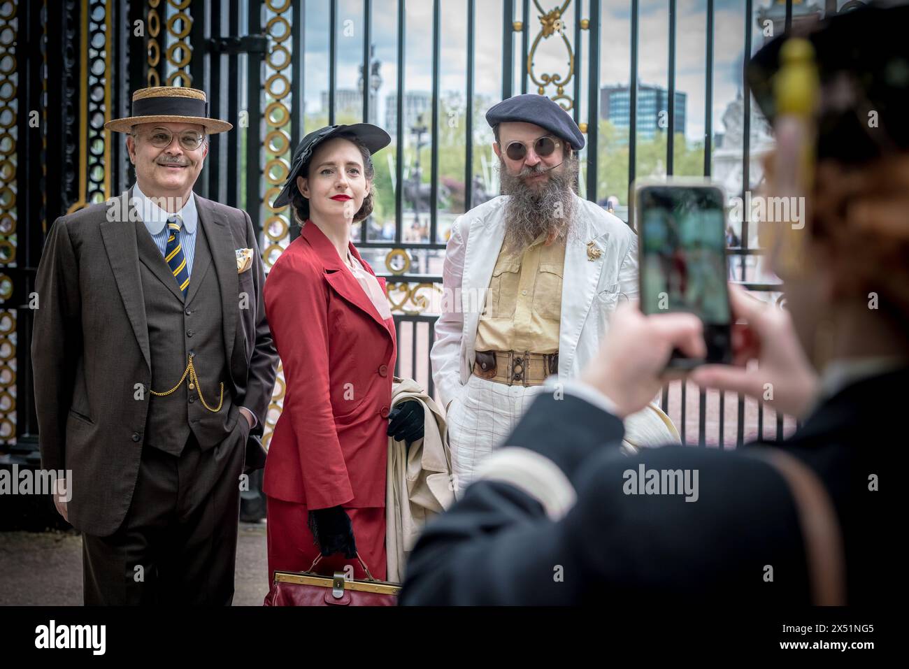 Londra, Regno Unito. 5 maggio 2024. Il Grand Flaneur Walk. Gruppi impeccabilmente vestiti di dandies, flaneurs, boulevardiers e quaintrelles si riuniscono vicino alla statua di Beau Brummell prima di fare una piacevole passeggiata attraverso le strade della città ovest con i migliori abiti d'epoca in mostra al pubblico e nessuna destinazione fissa. La parola «flaneur» deriva dal termine del XVII secolo flânerie- per passeggiare o oziare senza scopo. Crediti: Guy Corbishley/Alamy Live News Foto Stock