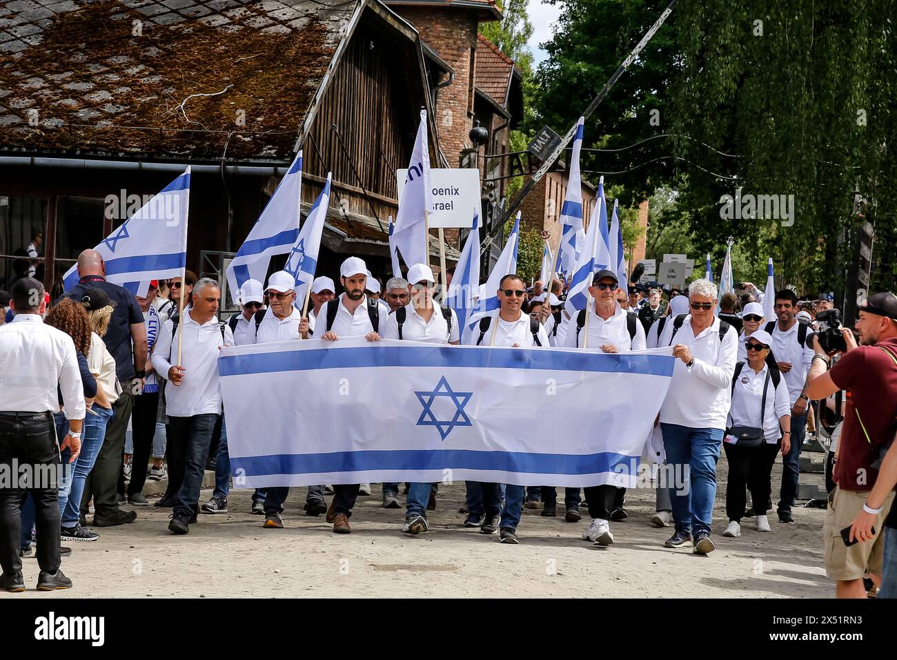 I visitatori camminano nella marcia dei viventi 2024 al cancello del campo di Auschwitz 'Work makes You Free', con 55 sopravvissuti all'olocausto che partecipano, il 6 maggio 2024 a o'wi?cim, Polonia. I sopravvissuti all'Olocausto e i sopravvissuti del 7 ottobre partecipano alla marcia dei vivi insieme ad una delegazione di Stati Uniti, Canada, Italia, Regno Unito. Durante il Memorial Day dell'Olocausto osservato nel calendario ebraico (Yom HaShoah), migliaia di partecipanti marciano silenziosamente da Auschwitz a Birkenau. La marcia ha uno scopo educativo e commemorativo. Quest'anno marzo è stato altamente politicizzato a causa degli israeliani Foto Stock