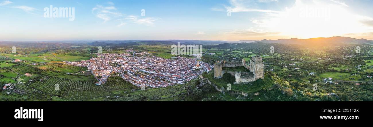 Vista panoramica di Burguillos del Cerro e del suo castello. Foto Stock