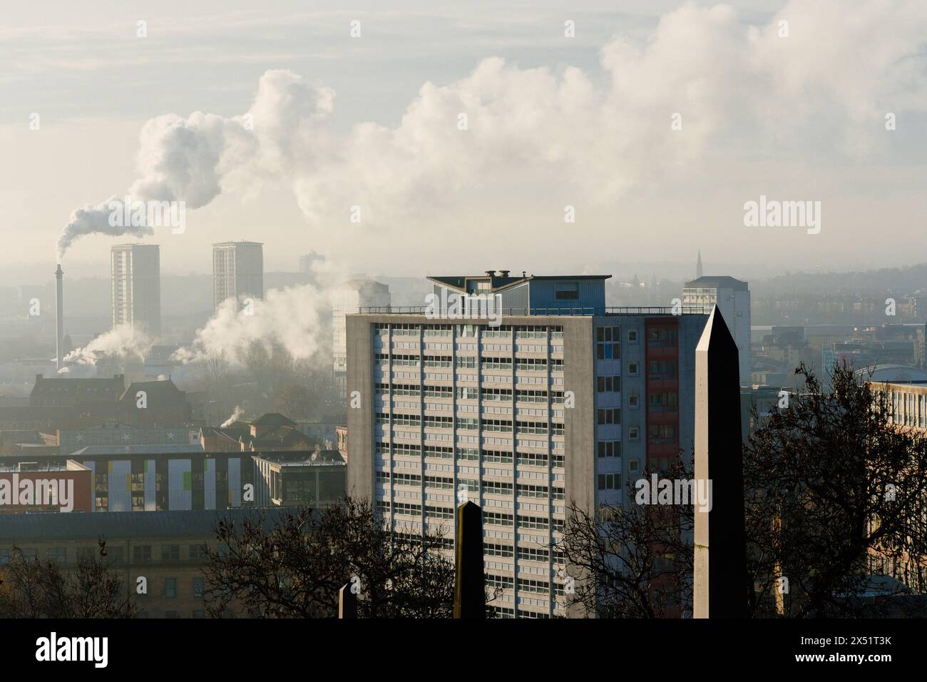 Il paesaggio urbano di Glasgow è una mattina nebbiosa. Zona residenziale e industriale. Vista dalla necropoli di Glasgow Foto Stock