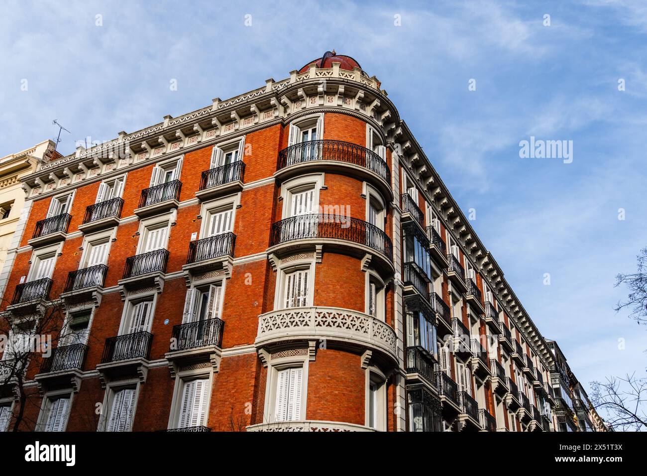 Vecchi edifici residenziali di lusso nella zona di Jeronimos nel centro di Madrid. Foto Stock