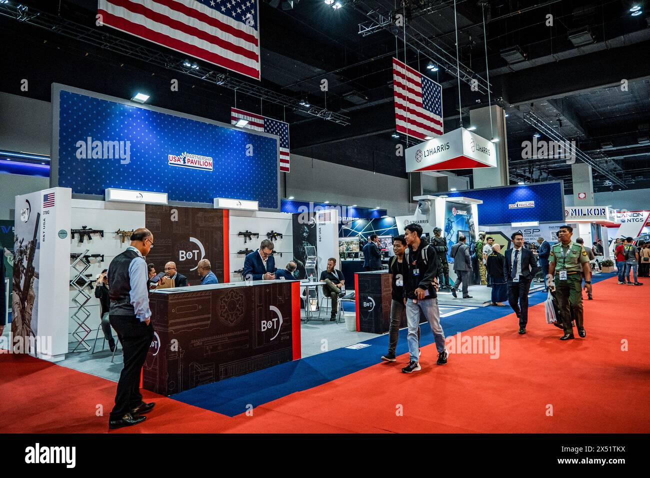 Wilayah Persekutuan, Malesia. 6 maggio 2024. I visitatori possono visitare gli stand del padiglione USA durante il Defence Services Asia, Exhibition and Conference (DSA) a Kuala Lumpur. Il 18° DSA/NATSEC ASIA 2024 si svolgerà dal 6 al 9 maggio 2024 con la partecipazione di oltre 1500 espositori provenienti da 45 paesi. Credito: SOPA Images Limited/Alamy Live News Foto Stock