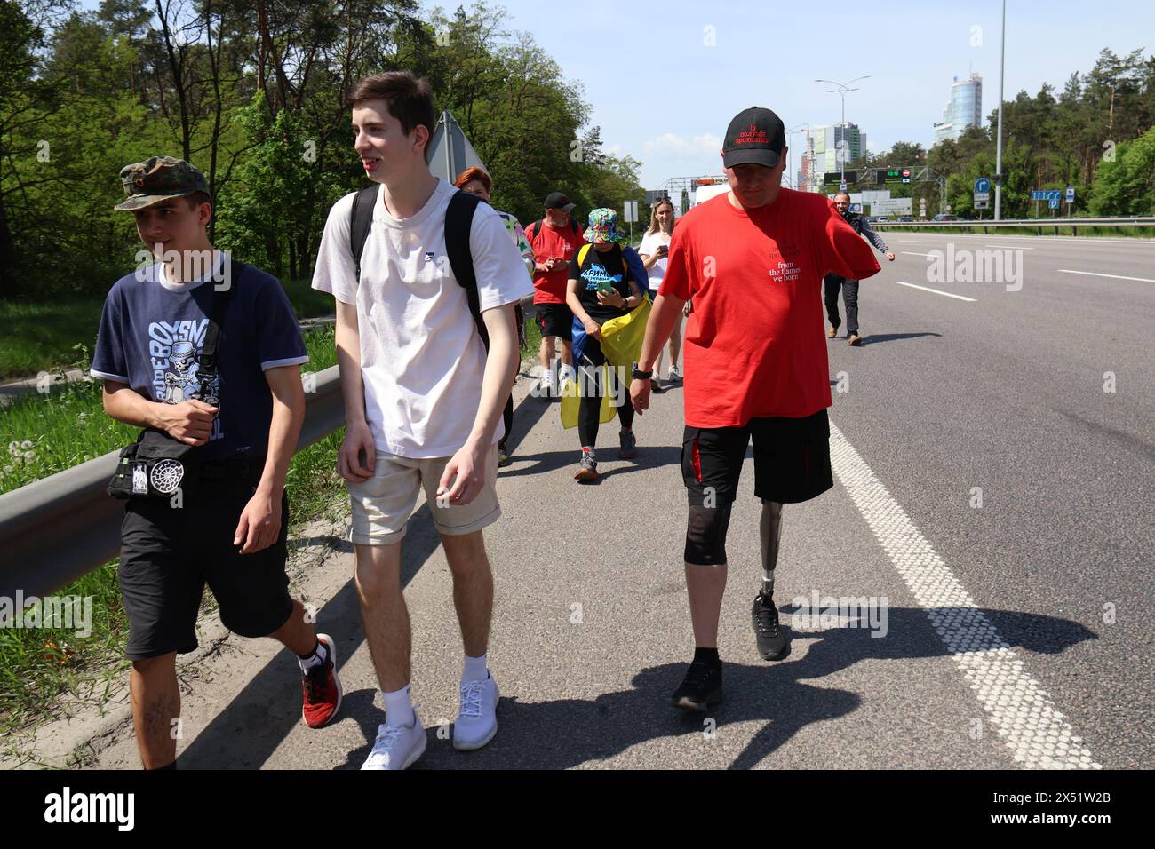 KIEV, UCRAINA - 6 MAGGIO 2024 - Serhii Khrapko (R), il veterano delle forze armate ucraine, la cui gamba sinistra e braccio sono stati amputati, partecipa a una maratona pedonale da Kiev a Boryspil per raccogliere fondi per la riabilitazione del suo compagno soldato Oleksandr Nadtochii, Kiev, capitale dell'Ucraina Foto Stock