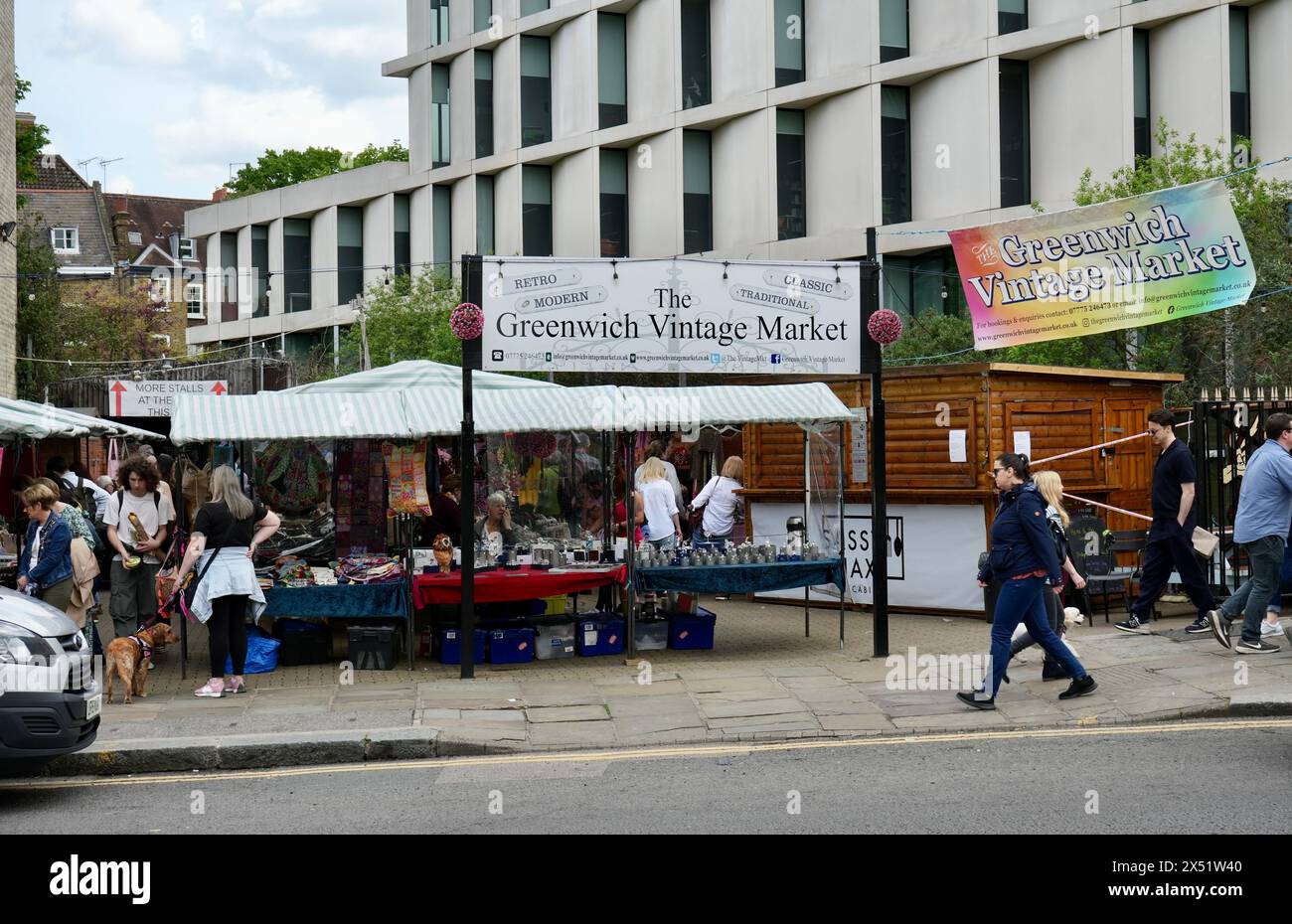 Gli amanti dello shopping al Greenwich Vintage Market nel sud-est di Londra. Foto Stock