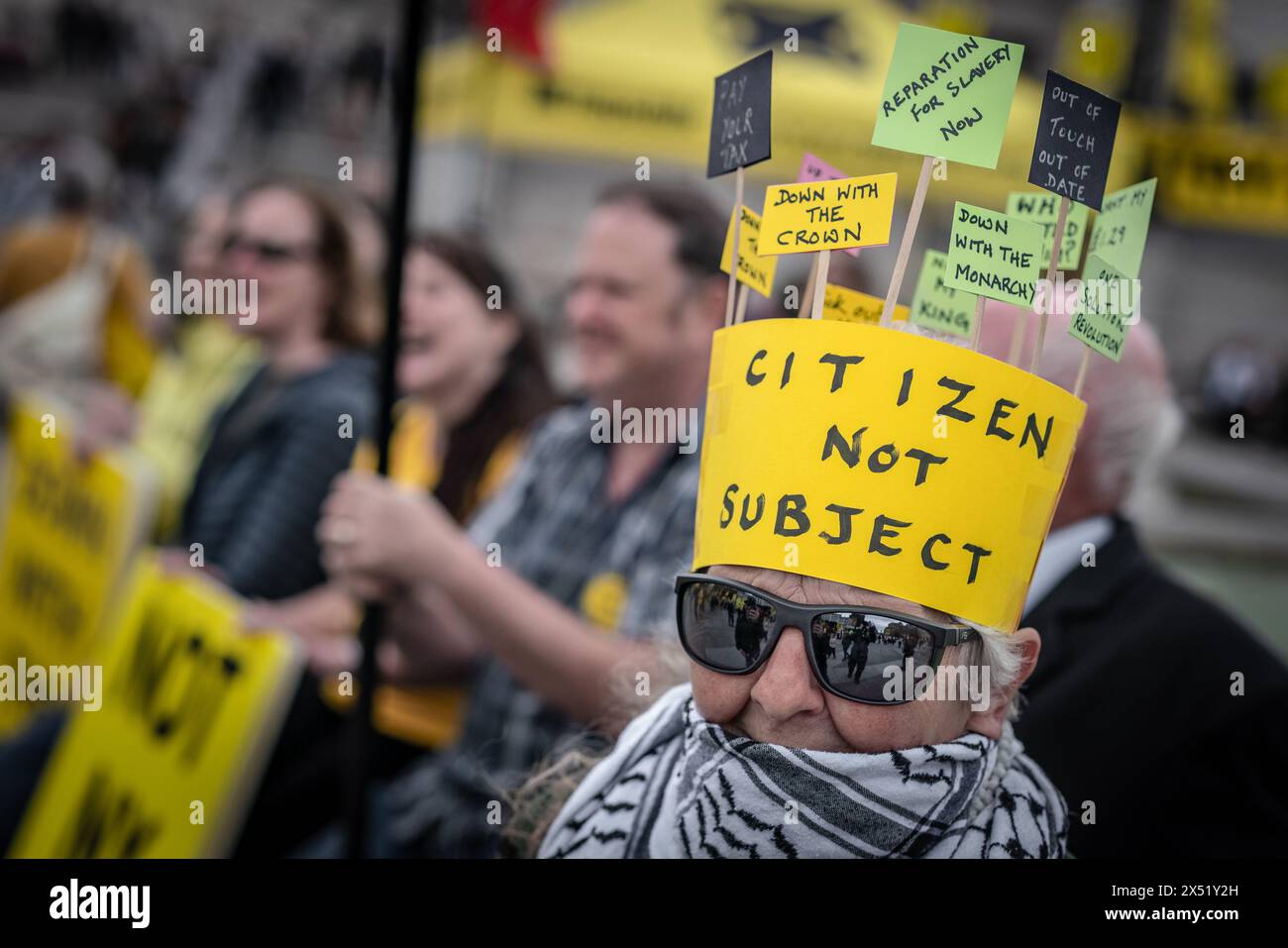 Londra, Regno Unito. 5 maggio 2024. Il gruppo di campagna anti-monarchia Republic tiene una manifestazione a Trafalgar Square a Londra prima dell’anniversario dell’incoronazione di re Carlo. Circa 100 persone partecipano con eventi paralleli a Edimburgo e Cardiff che chiedono l'abolizione della monarchia. Sarà un anno dall'incoronazione del re lunedì, quando le armi saluti in tutta la capitale commemoreranno il suo regno. I manifestanti cantano “abdicare, abdicare” davanti a due grandi striscioni gialle che recitano “abolire la monarchia” e “cambiare il paese per sempre”. Crediti: Guy Corbishley/Alamy Live News Foto Stock