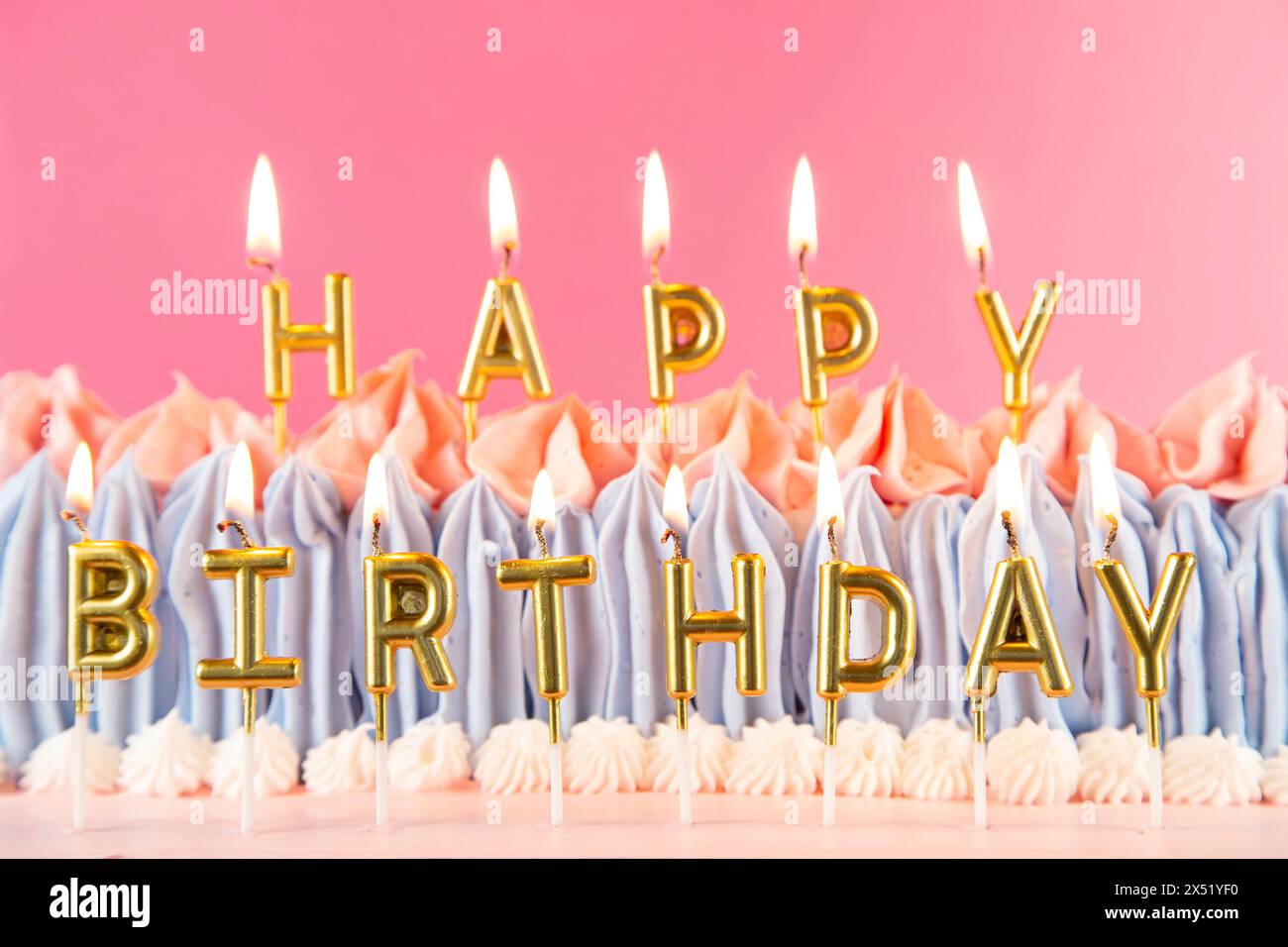 Buon compleanno candele sulla torta Foto Stock