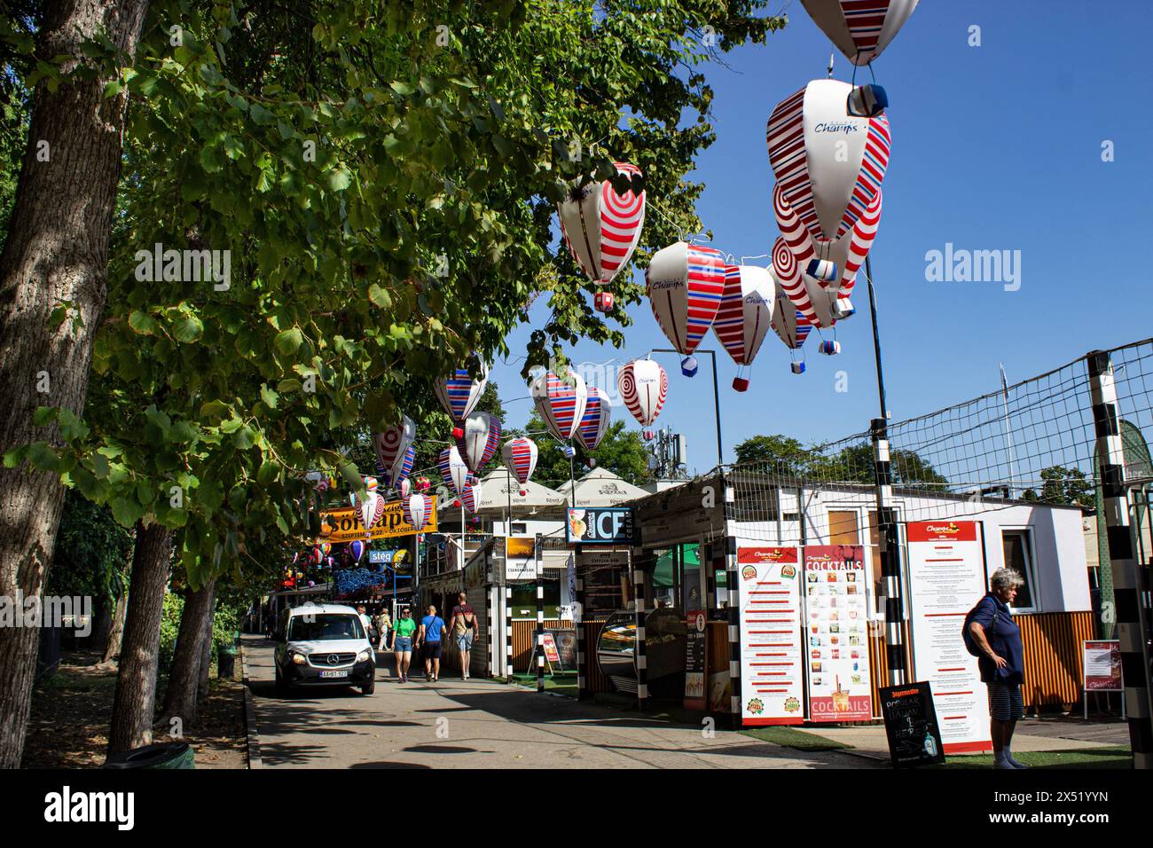 Cartello Budapest. Margit sziget sétáló utca emberekkel, a sörfesztivál idején . Foto Stock