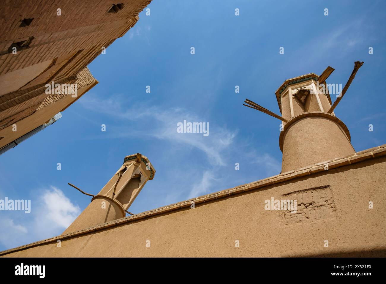 Kashan, Iran - 3 aprile 2024: Torri del vento, l'elemento architettonico tradizionale persiano per creare una ventilazione naturale negli edifici della città vecchia in Foto Stock