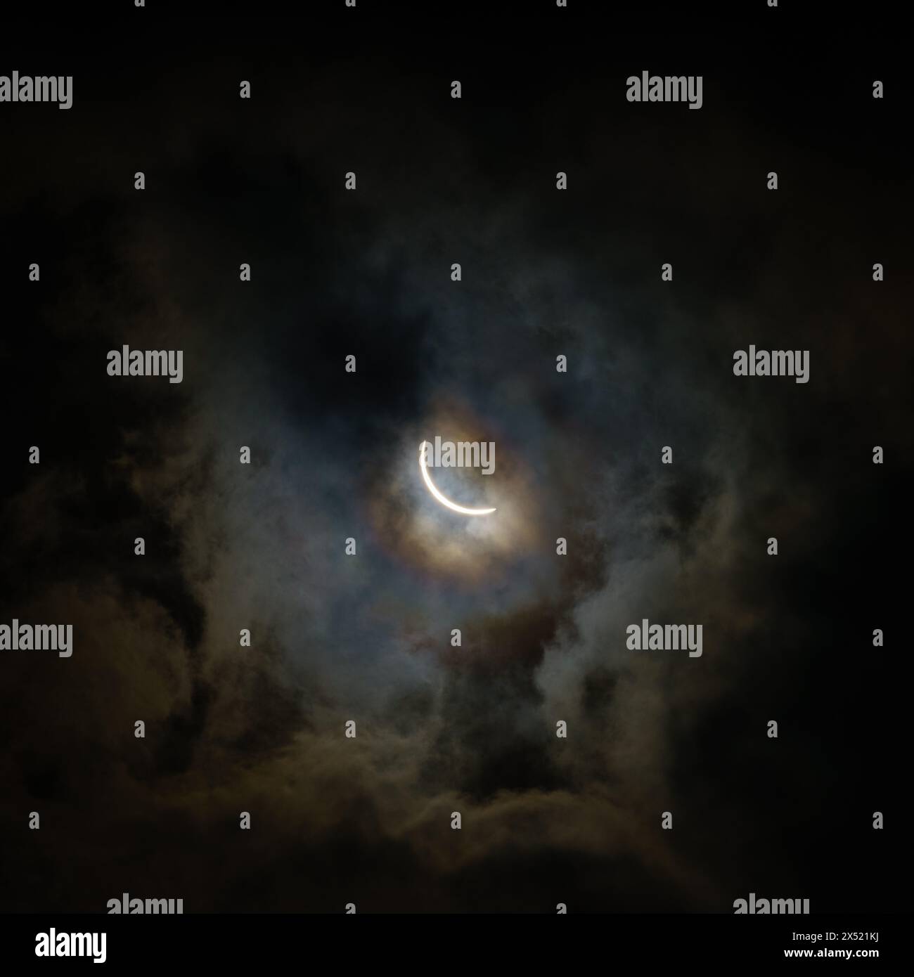 Eclissi solare l'8 aprile 2024, come visto con una copertura parziale di nuvole nel Kentucky centrale Foto Stock