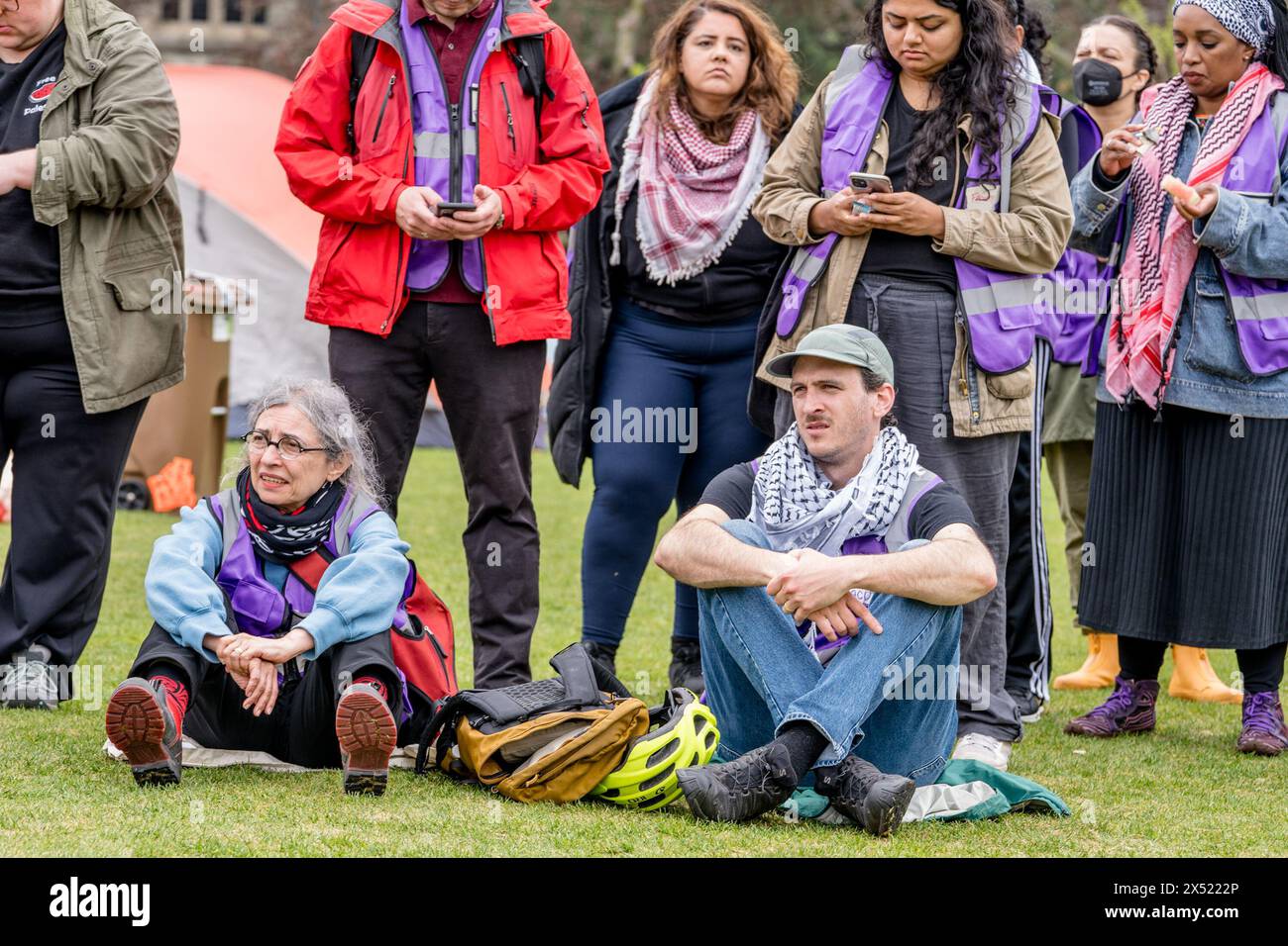 Membri della facoltà pro-palestinese presso l'accampamento creato dagli studenti che occupano il King College Circle dell'Università di Toronto. Foto Stock