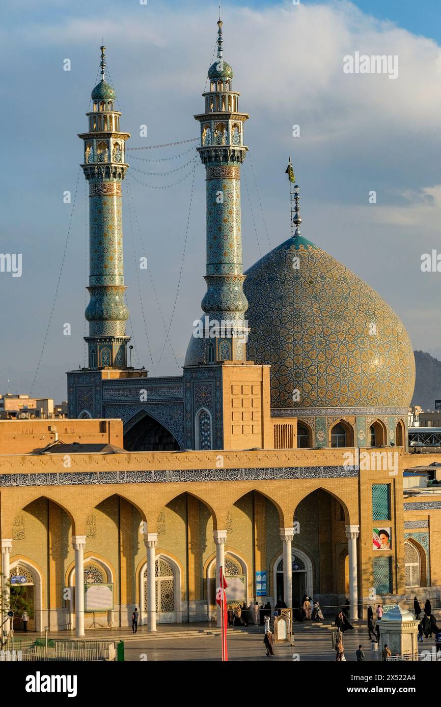Qom, Iran - 7 aprile 2024: Il santuario di Fatima Masumeh a Qom, Iran. Fatima Masumeh era la sorella di Imam Reza, uno dei dodici imam dell'Islam. Foto Stock