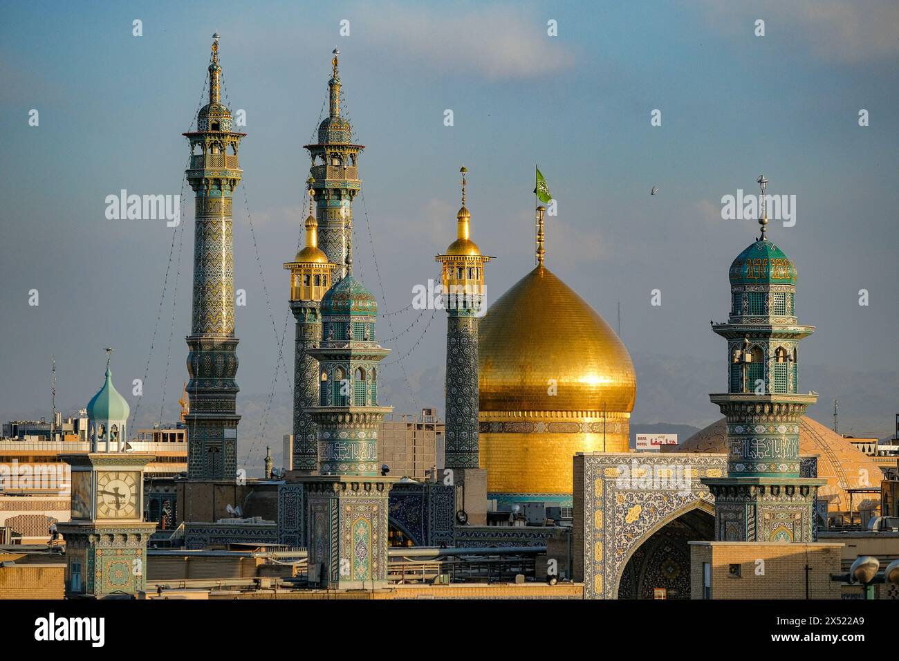 Qom, Iran - 7 aprile 2024: Il santuario di Fatima Masumeh a Qom, Iran. Fatima Masumeh era la sorella di Imam Reza, uno dei dodici imam dell'Islam. Foto Stock