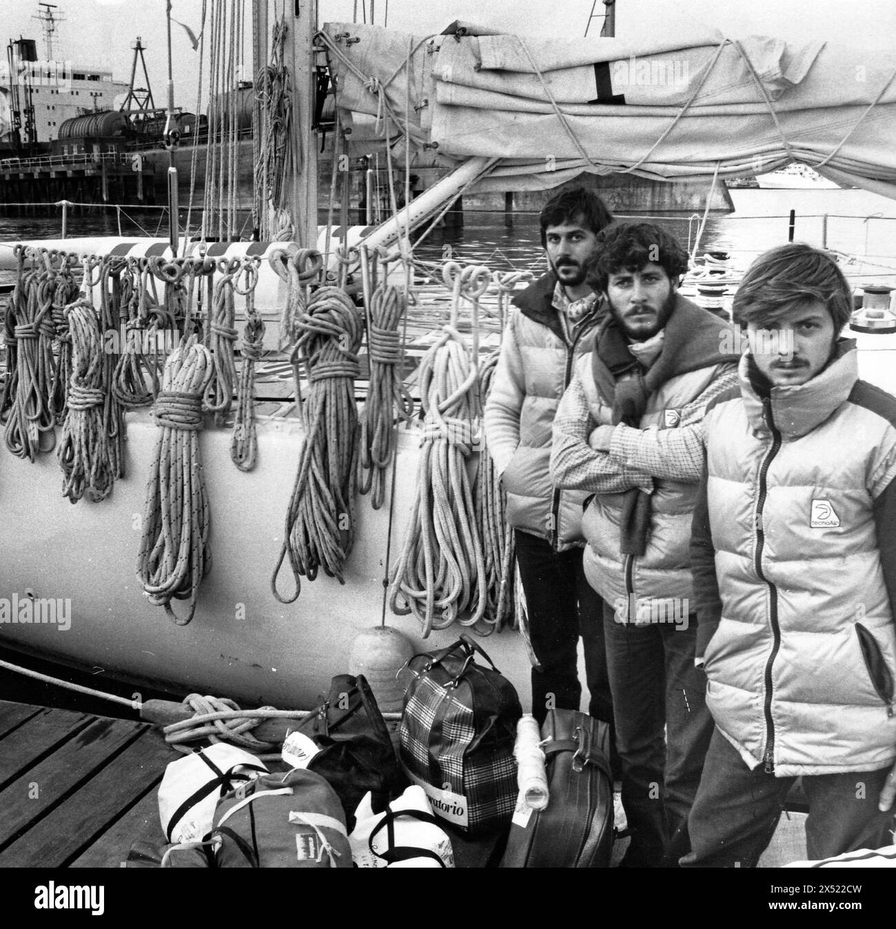 I DIPORTISTI ARGENTINI DEL CAMPER E NICHOLSON, GOSPORT. FURONO ESPULSI DAL REGNO UNITO ALLO SCOPPIO DELLA GUERRA DELLE FALKLAND, 1982 PIC MIKE WALKER 1982 Foto Stock