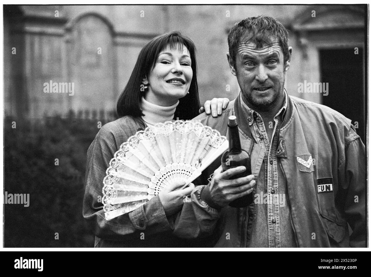 JOHN NETTLES, KATE o'TOOLE, BATH, 1994: Actors John Nettles and Kate o'Toole promuovono la loro prossima commedia The Provok'd Wife al Theatre Royal di Bath, Inghilterra, Regno Unito, il 20 agosto 1994. Questo fu un periodo di inattività nella sua carriera tra gli omicidi di Bergerac e Midsomer. Figura: Rob Watkins. INFO: John Nettles, un attore britannico nato l'11 ottobre 1943 a St Austell, Cornovaglia, ha guadagnato fama per i suoi ruoli in drammi televisivi come "Bergerac" e "Midsomer Murders". Le sue performance versatili e la sua presenza dominante lo hanno reso una figura amata nella televisione britannica. Foto Stock