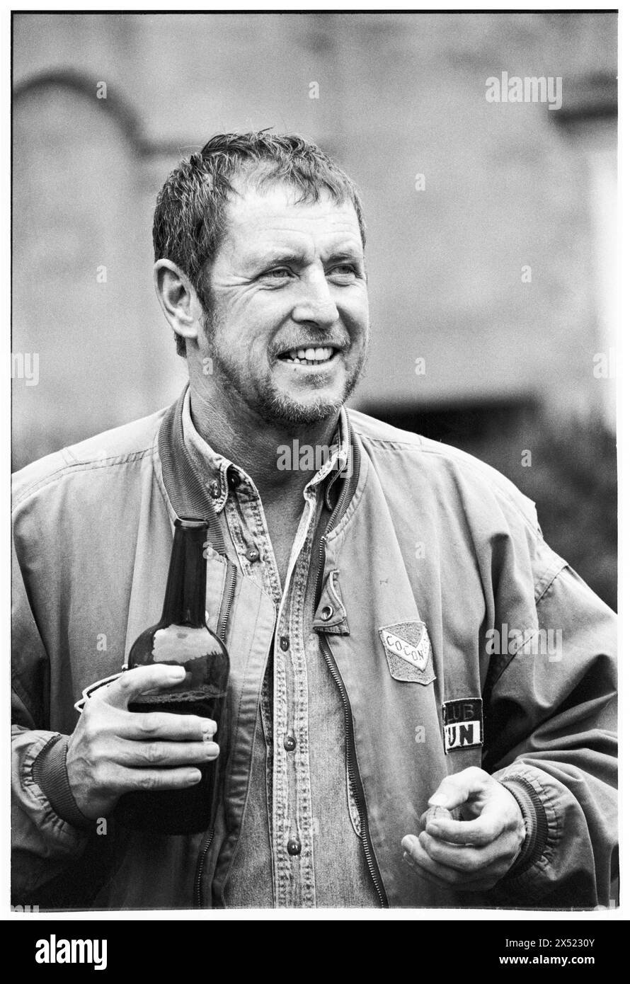 JOHN NETTLES, BATH, 1994: L'attore John Nettles promuove la sua prossima commedia The Provok'd Wife al Theatre Royal di Bath, Inghilterra, Regno Unito, il 20 agosto 1994. Questo fu un periodo di inattività nella sua carriera tra gli omicidi di Bergerac e Midsomer. Figura: Rob Watkins. INFO: John Nettles, un attore britannico nato l'11 ottobre 1943 a St Austell, Cornovaglia, ha guadagnato fama per i suoi ruoli in drammi televisivi come "Bergerac" e "Midsomer Murders". Le sue performance versatili e la sua presenza dominante lo hanno reso una figura amata nella televisione britannica. Foto Stock