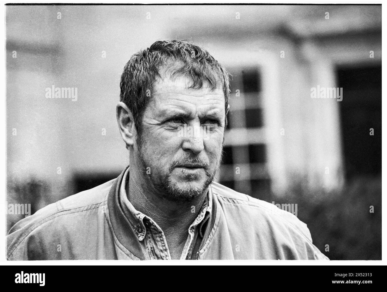 JOHN NETTLES, BATH, 1994: L'attore John Nettles promuove la sua prossima commedia The Provok'd Wife al Theatre Royal di Bath, Inghilterra, Regno Unito, il 20 agosto 1994. Questo fu un periodo di inattività nella sua carriera tra gli omicidi di Bergerac e Midsomer. Figura: Rob Watkins. INFO: John Nettles, un attore britannico nato l'11 ottobre 1943 a St Austell, Cornovaglia, ha guadagnato fama per i suoi ruoli in drammi televisivi come "Bergerac" e "Midsomer Murders". Le sue performance versatili e la sua presenza dominante lo hanno reso una figura amata nella televisione britannica. Foto Stock