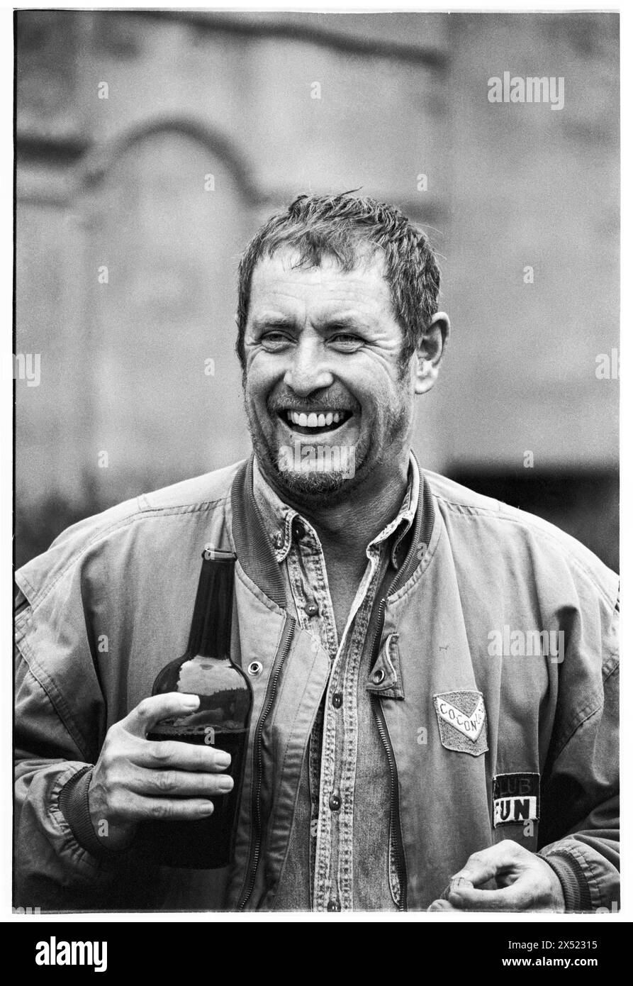 JOHN NETTLES, BATH, 1994: L'attore John Nettles promuove la sua prossima commedia The Provok'd Wife al Theatre Royal di Bath, Inghilterra, Regno Unito, il 20 agosto 1994. Questo fu un periodo di inattività nella sua carriera tra gli omicidi di Bergerac e Midsomer. Figura: Rob Watkins. INFO: John Nettles, un attore britannico nato l'11 ottobre 1943 a St Austell, Cornovaglia, ha guadagnato fama per i suoi ruoli in drammi televisivi come "Bergerac" e "Midsomer Murders". Le sue performance versatili e la sua presenza dominante lo hanno reso una figura amata nella televisione britannica. Foto Stock